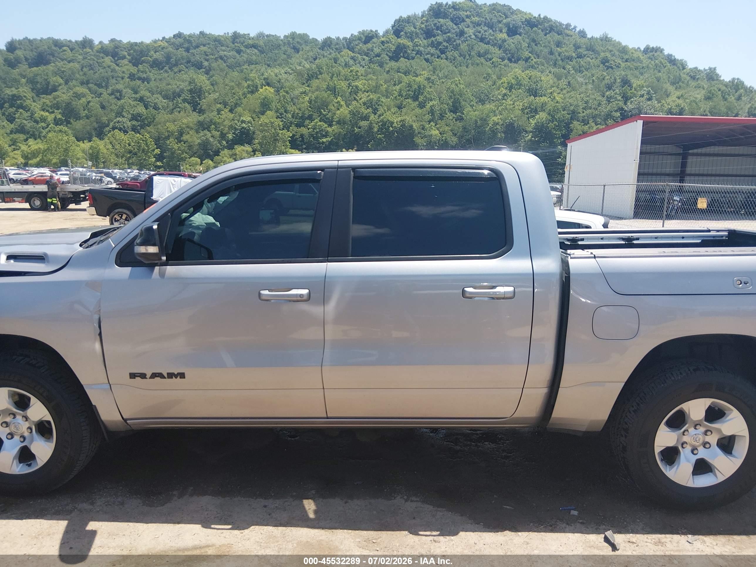 2021 Ram 1500 Big Horn  4x4 5'7 Box Серебряный vin: 1C6SRFFT2MN567023