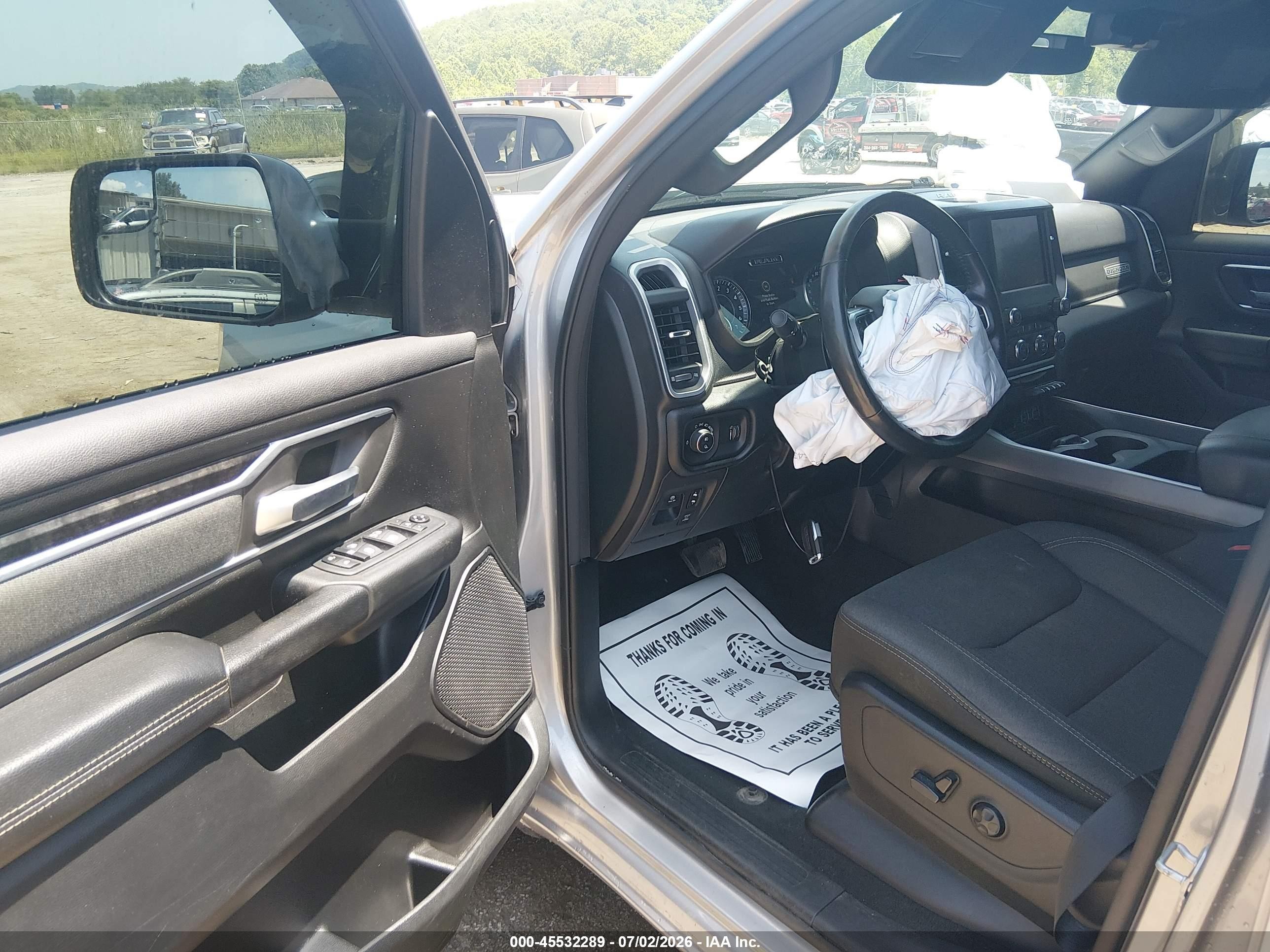 2021 Ram 1500 Big Horn  4x4 5'7 Box Серебряный vin: 1C6SRFFT2MN567023