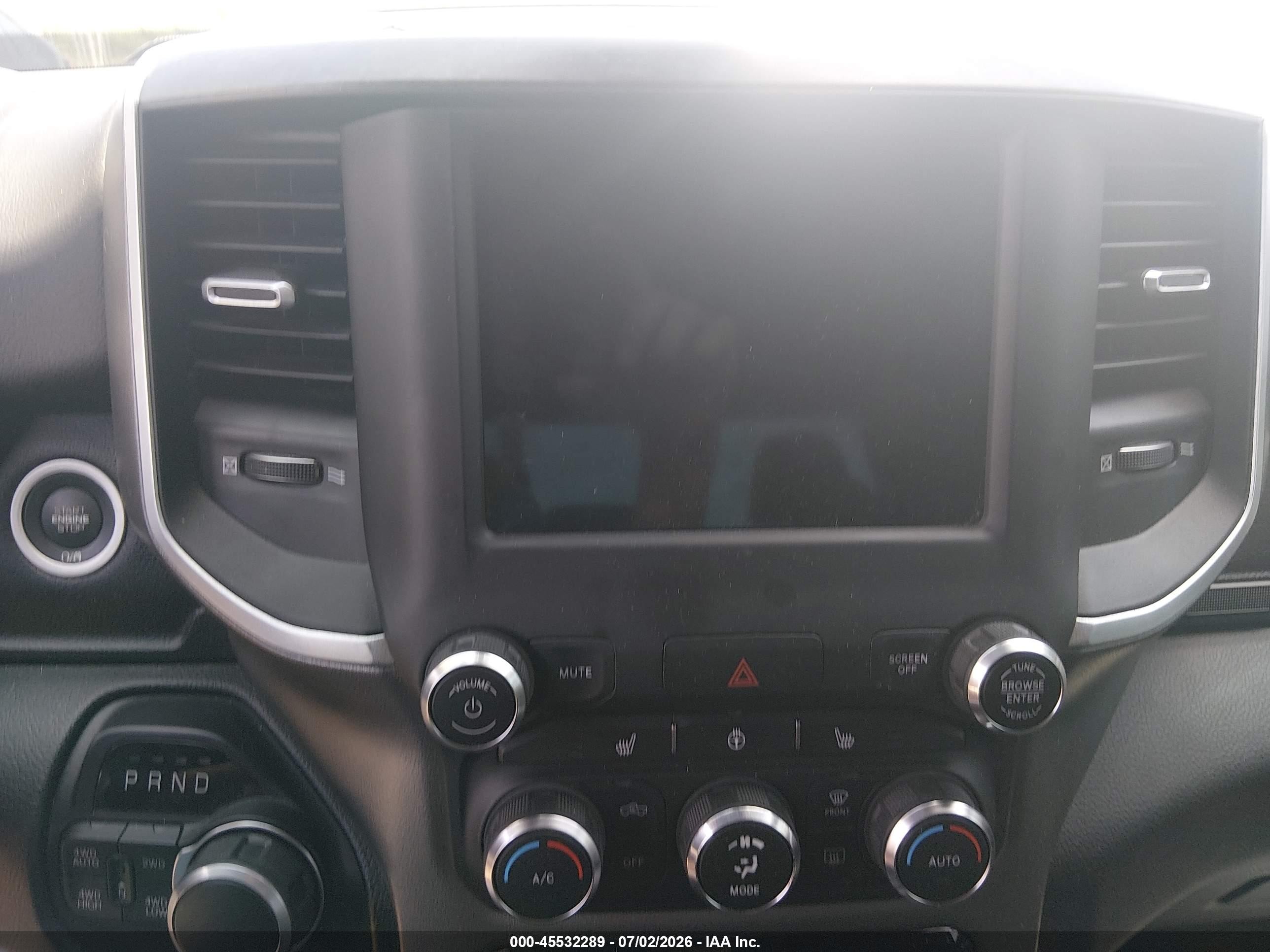 2021 Ram 1500 Big Horn  4x4 5'7 Box Серебряный vin: 1C6SRFFT2MN567023