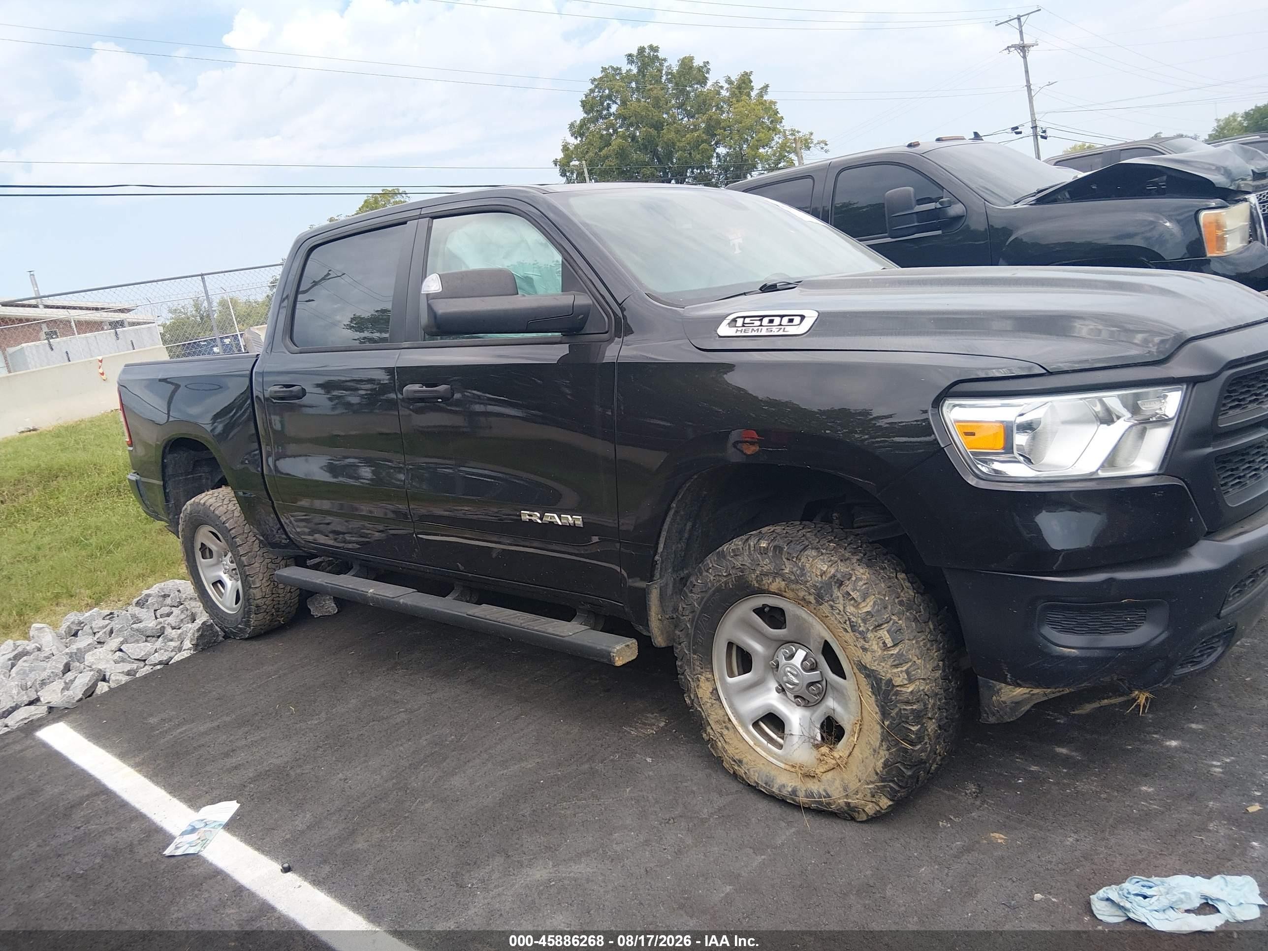 2019 Ram 1500 Tradesman  4x4 5'7 Box Black vin: 1C6SRFGT9KN651271