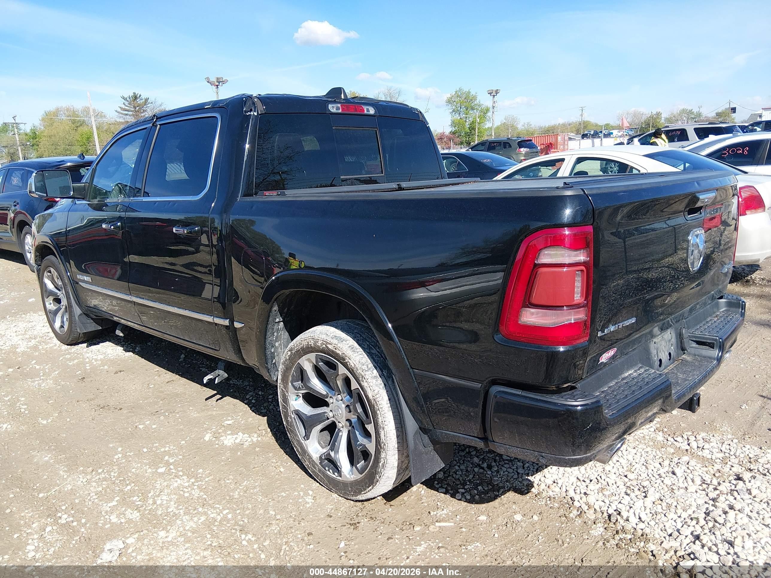 2019 Ram 1500 Limited  4x4 5'7 Box Black vin: 1C6SRFHT3KN688346