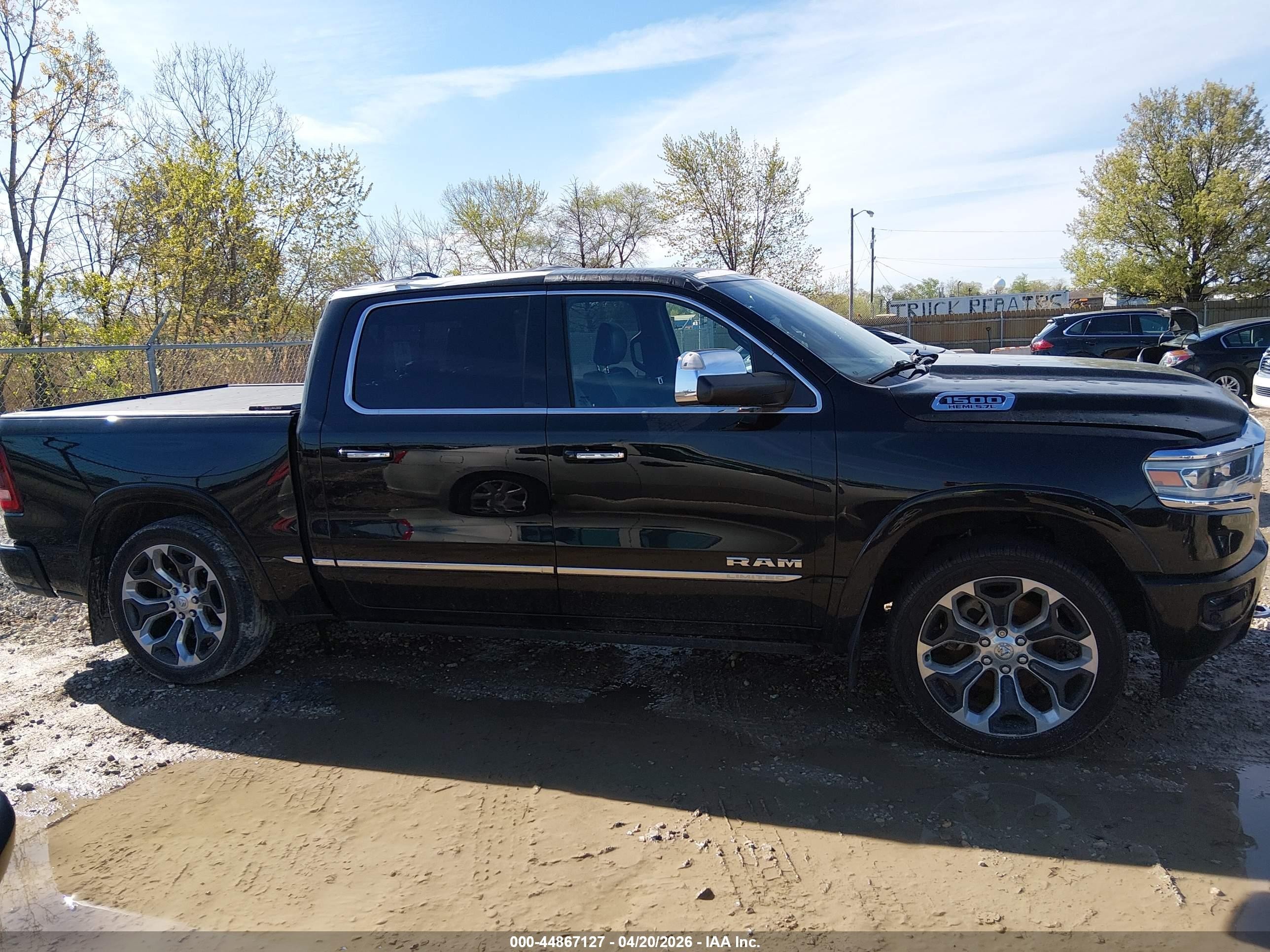2019 Ram 1500 Limited  4x4 5'7 Box Black vin: 1C6SRFHT3KN688346