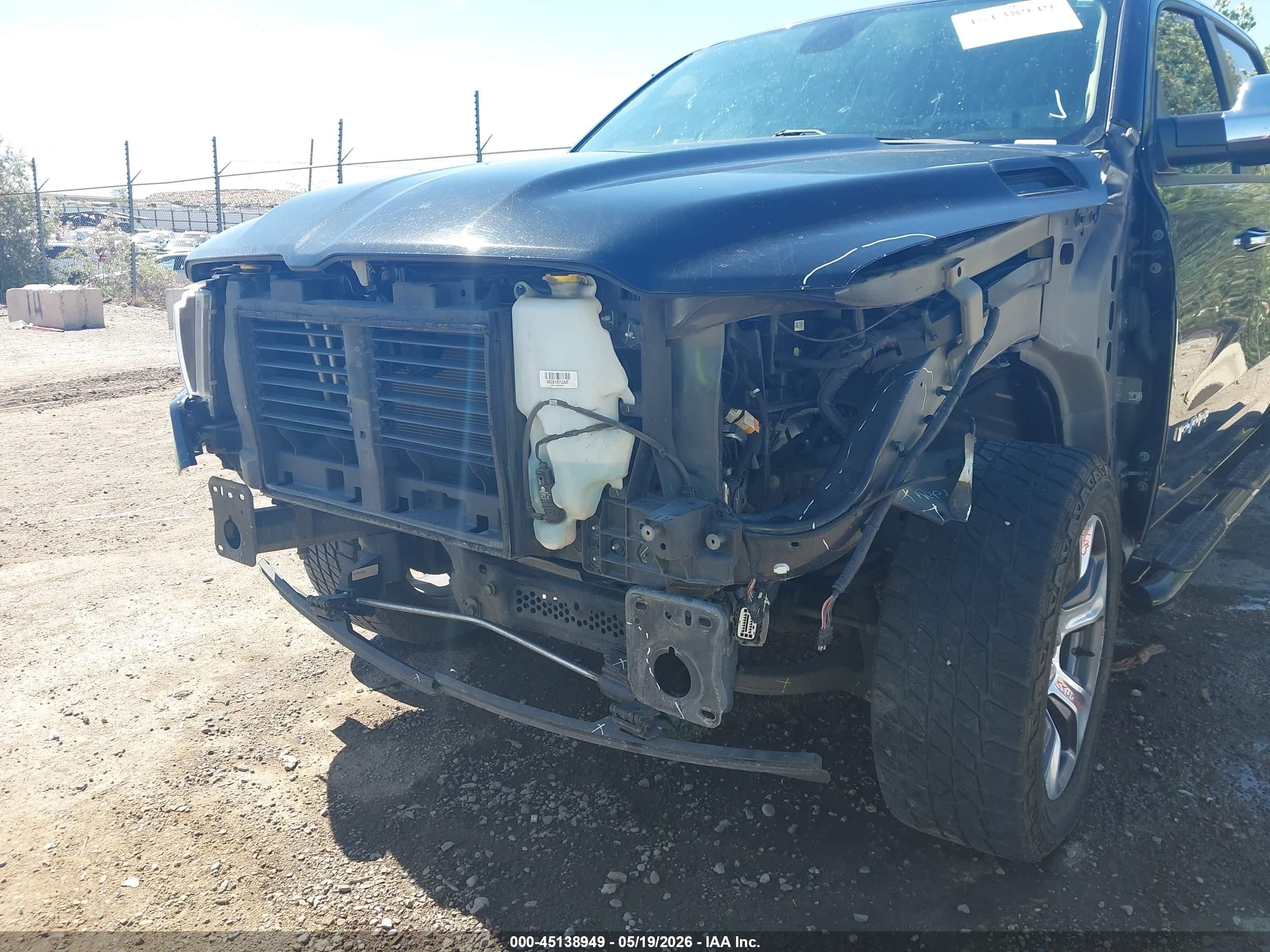 2019 Ram 1500 Laramie  4x4 5'7 Box Black vin: 1C6SRFJT2KN677509