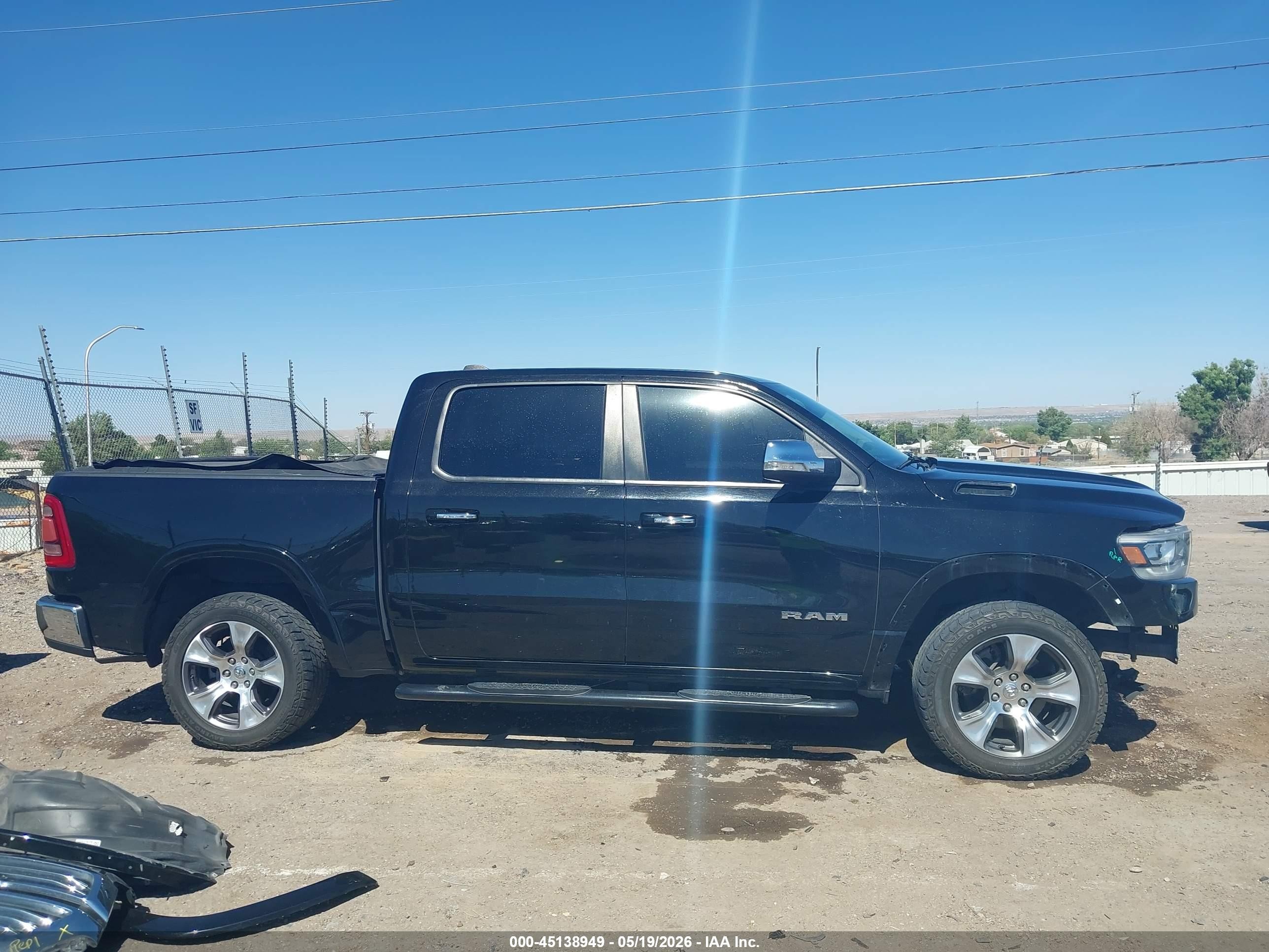2019 Ram 1500 Laramie  4x4 5'7 Box Black vin: 1C6SRFJT2KN677509