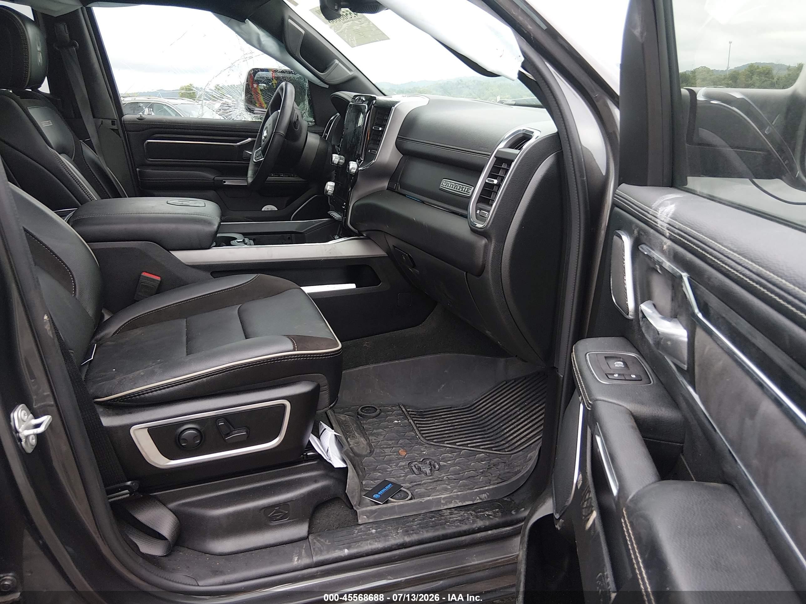 2024 Ram 1500 Laramie  4x4 5'7 Box Черный vin: 1C6SRFJT2RN227224