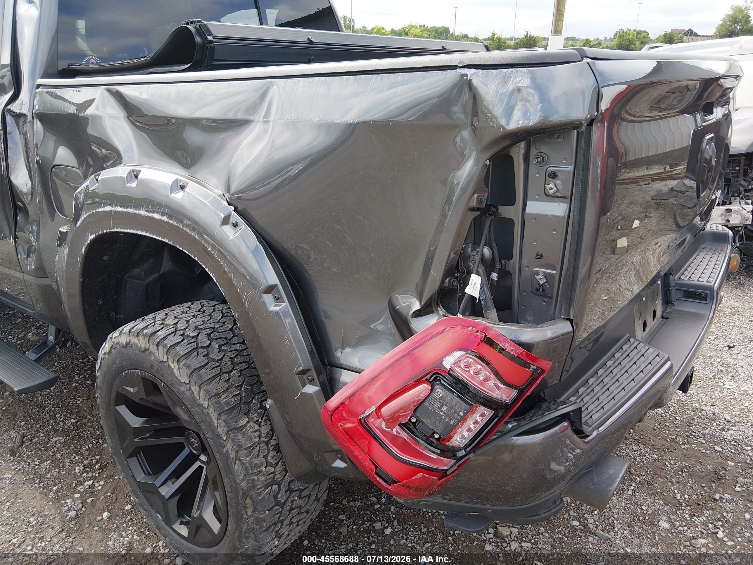 2024 Ram 1500 Laramie  4x4 5'7 Box Черный vin: 1C6SRFJT2RN227224