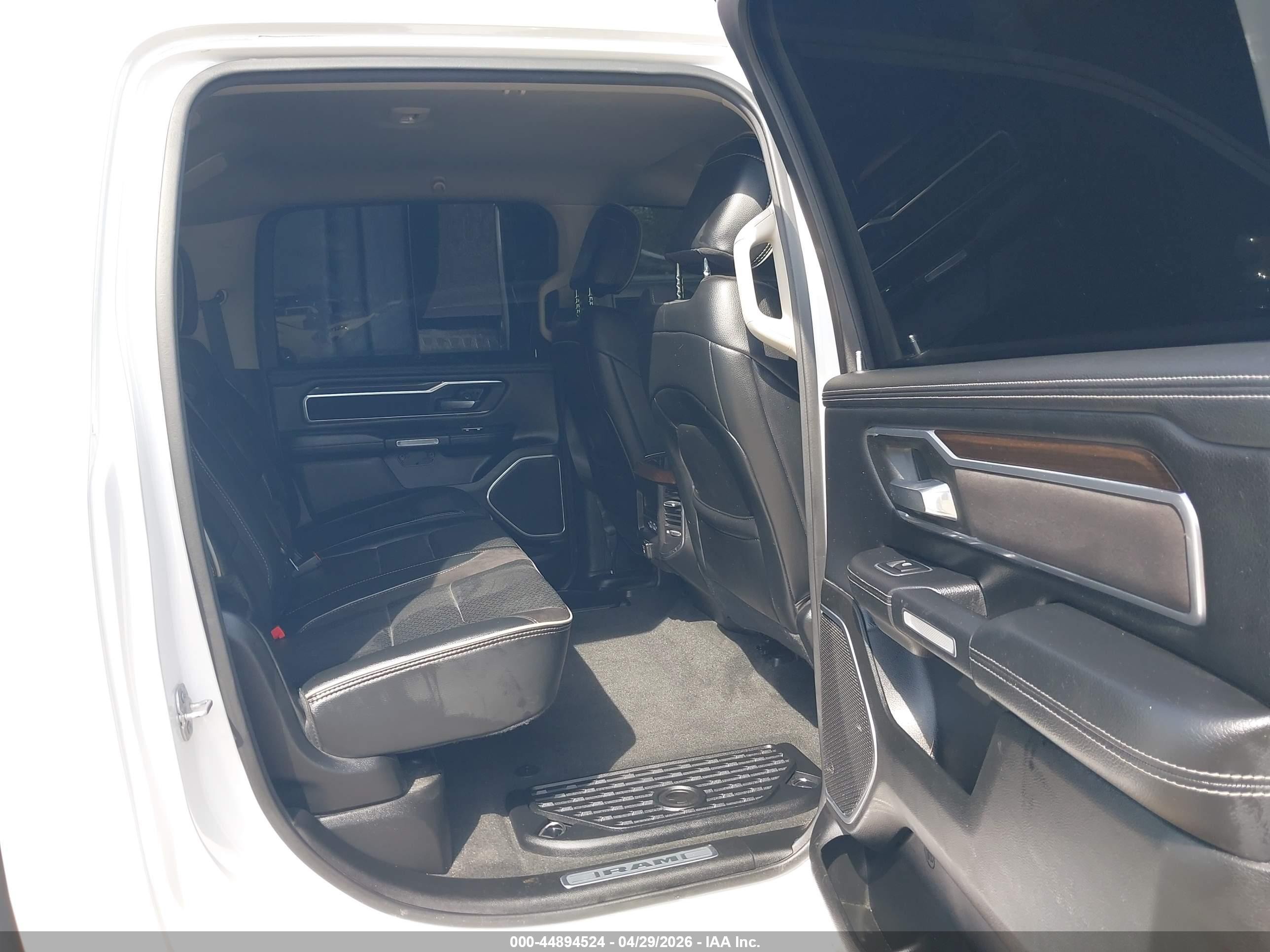 2022 Ram 1500 Laramie  4x4 5'7 Box White vin: 1C6SRFJT4NN208636