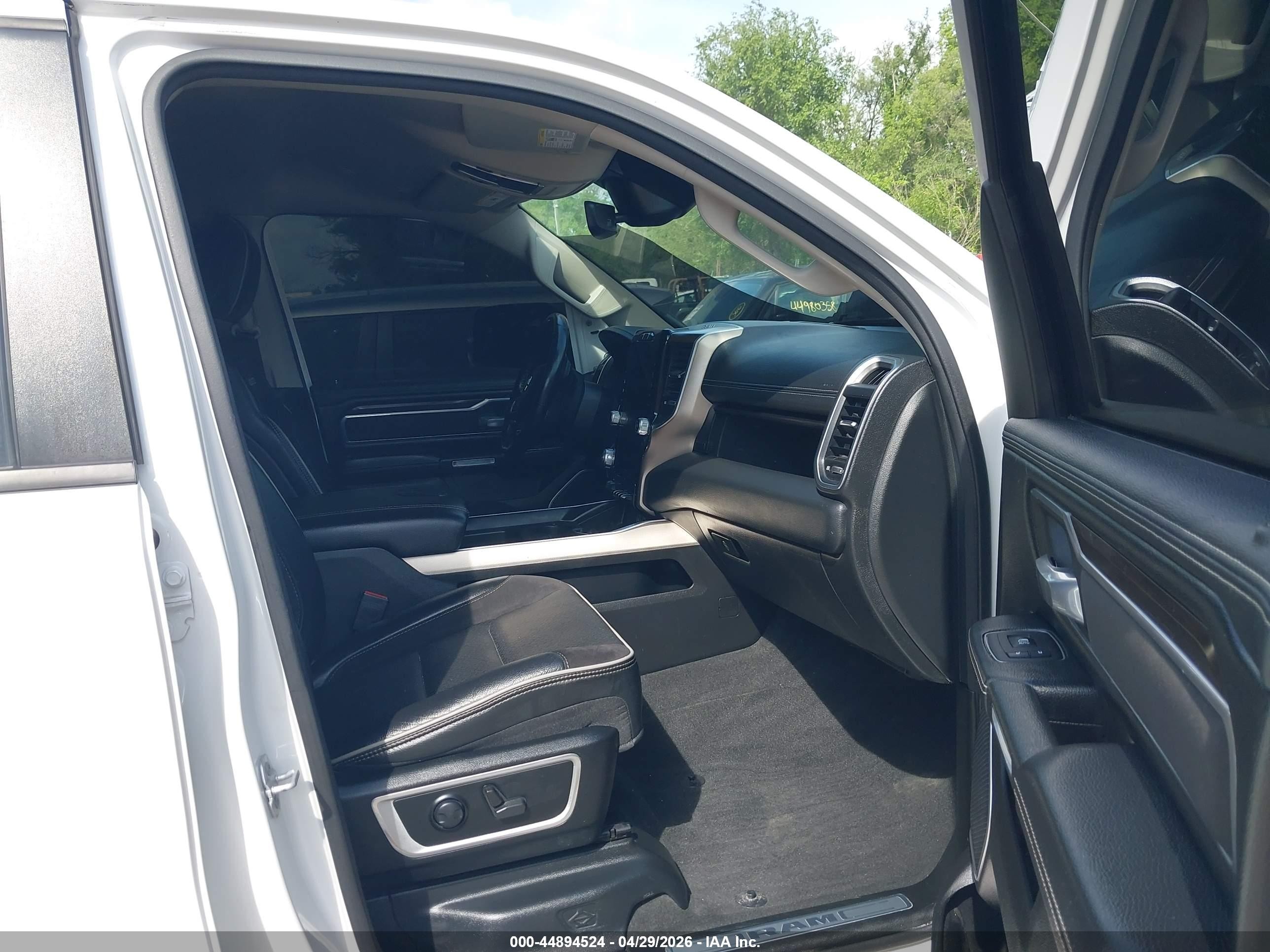 2022 Ram 1500 Laramie  4x4 5'7 Box White vin: 1C6SRFJT4NN208636