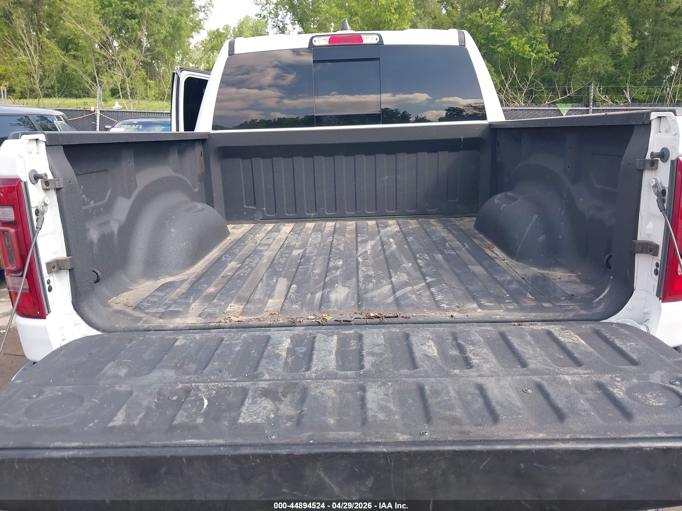 2022 Ram 1500 Laramie  4x4 5'7 Box White vin: 1C6SRFJT4NN208636