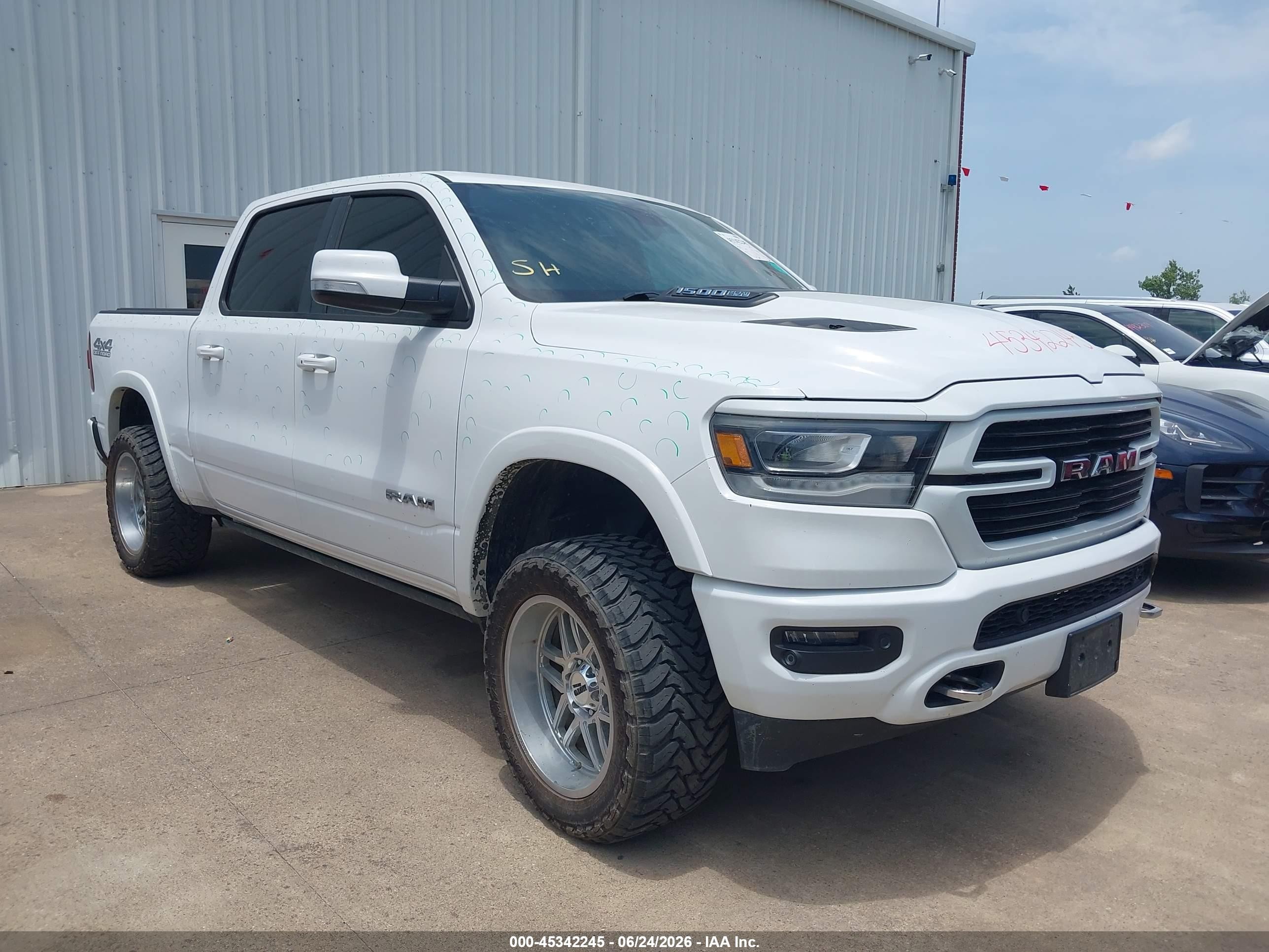2020 Ram 1500 Laramie  4x4 5'7 Box White vin: 1C6SRFJT6LN207257