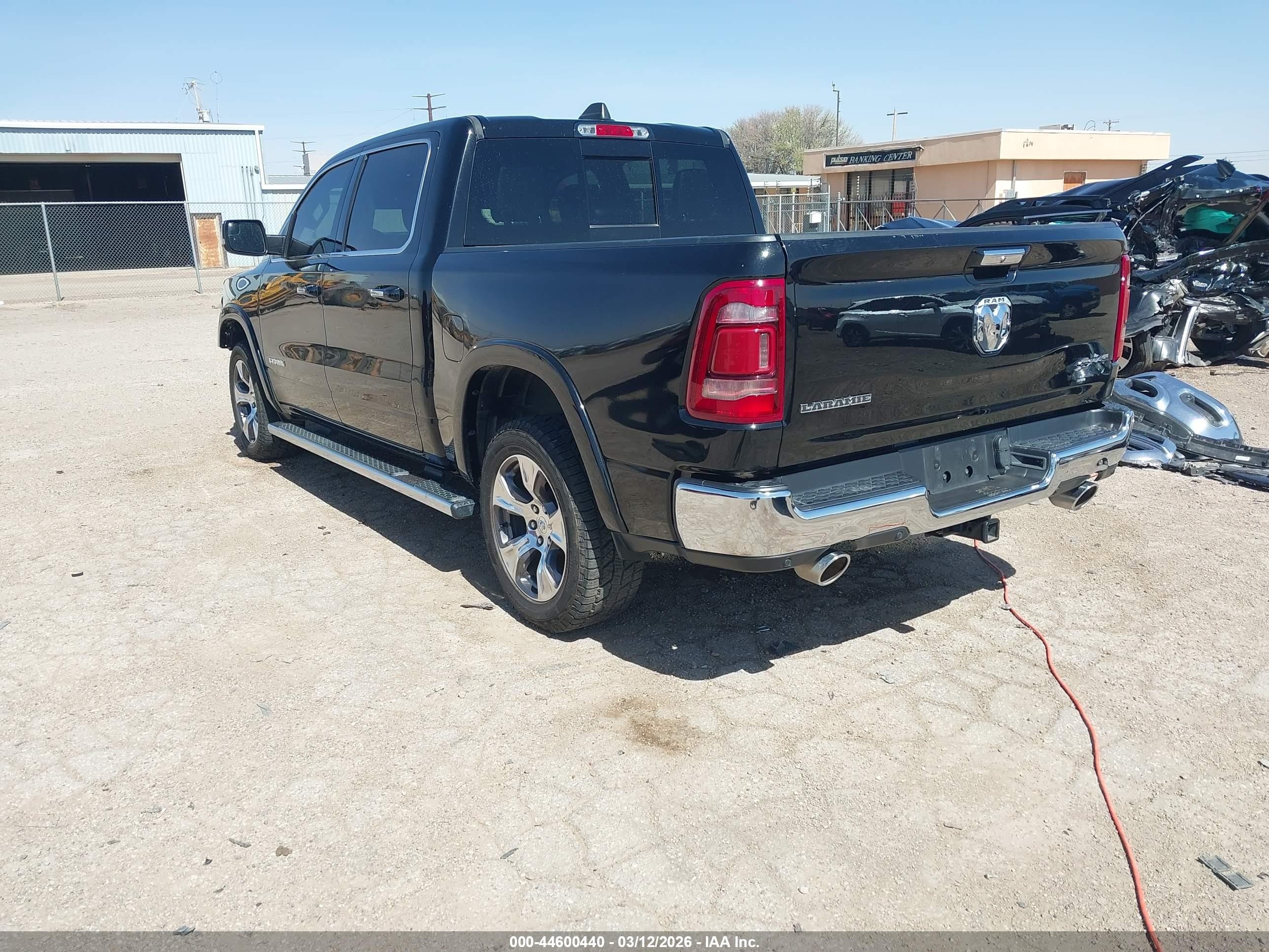 2020 Ram 1500 Laramie  4x4 5'7 Box Black vin: 1C6SRFJT8LN379032