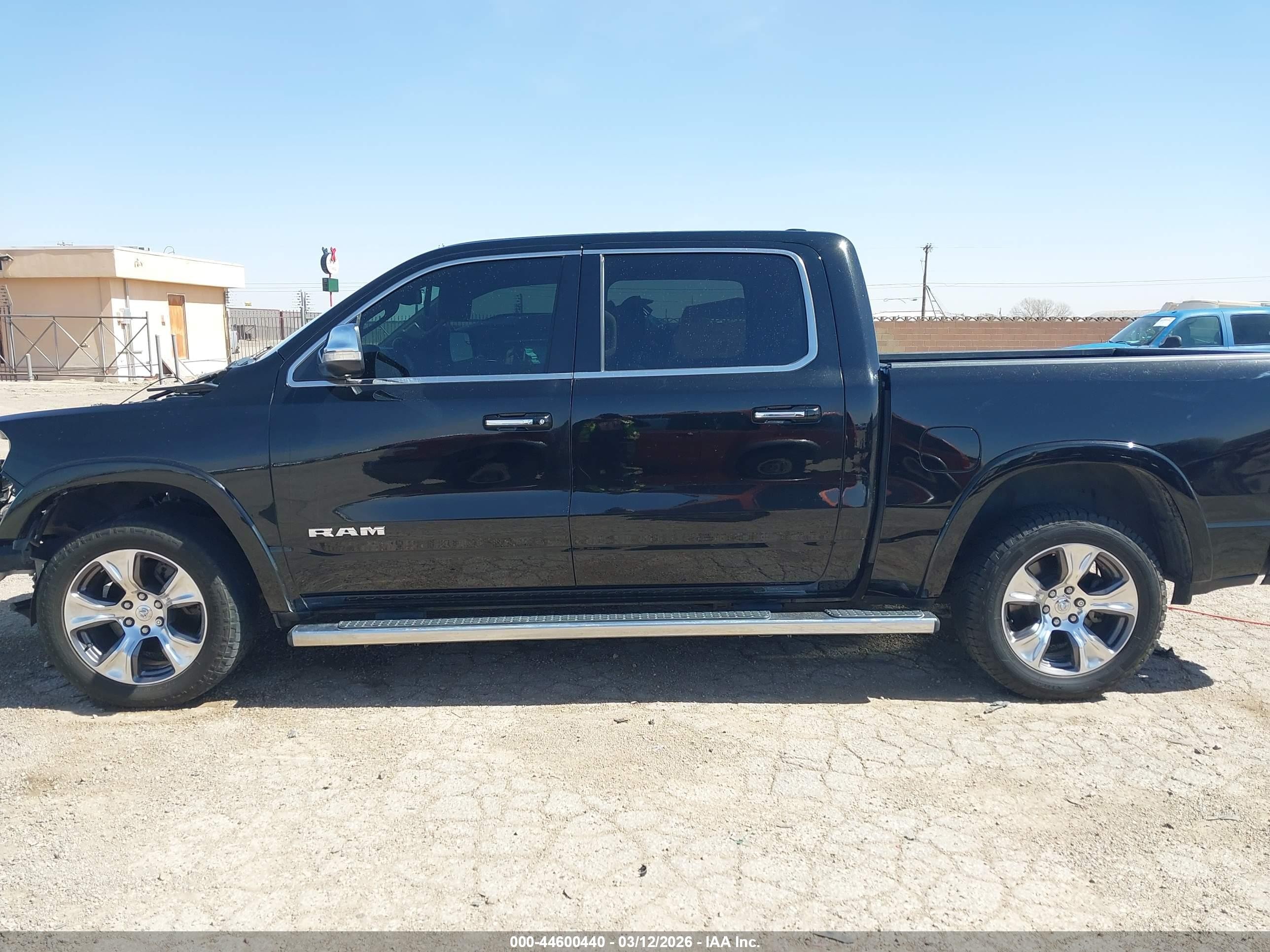 2020 Ram 1500 Laramie  4x4 5'7 Box Black vin: 1C6SRFJT8LN379032