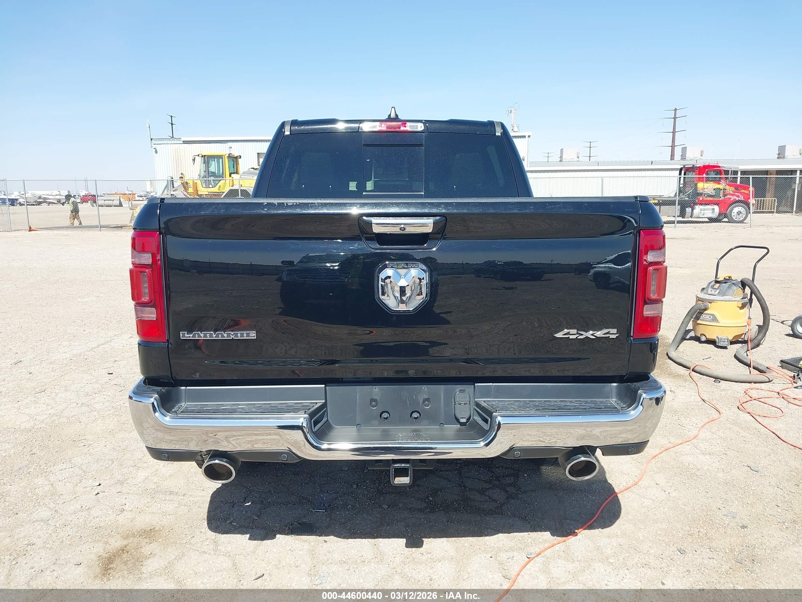 2020 Ram 1500 Laramie  4x4 5'7 Box Black vin: 1C6SRFJT8LN379032