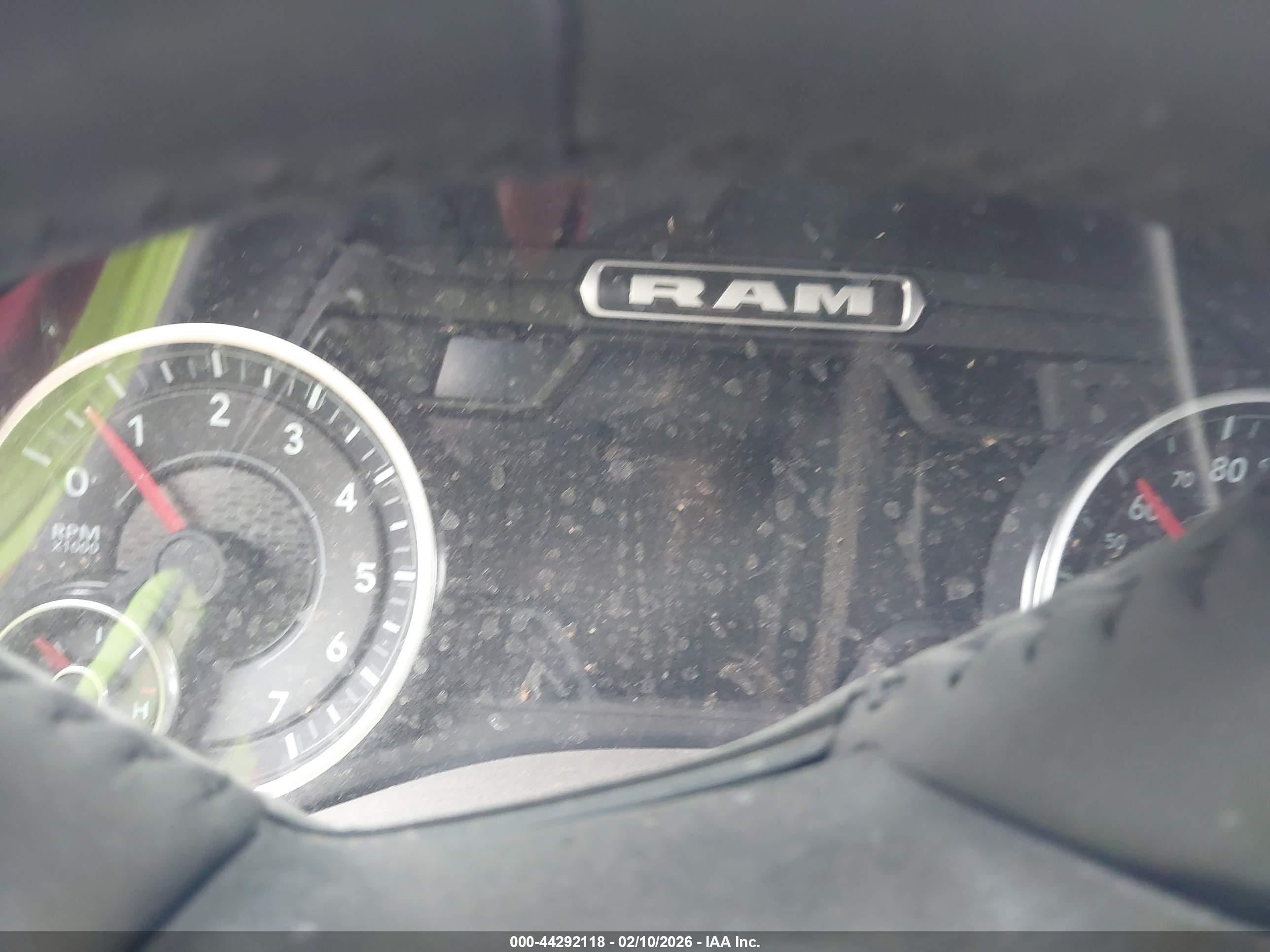 2024 Ram 1500   Белый vin: 1C6SRFMTXRN139999