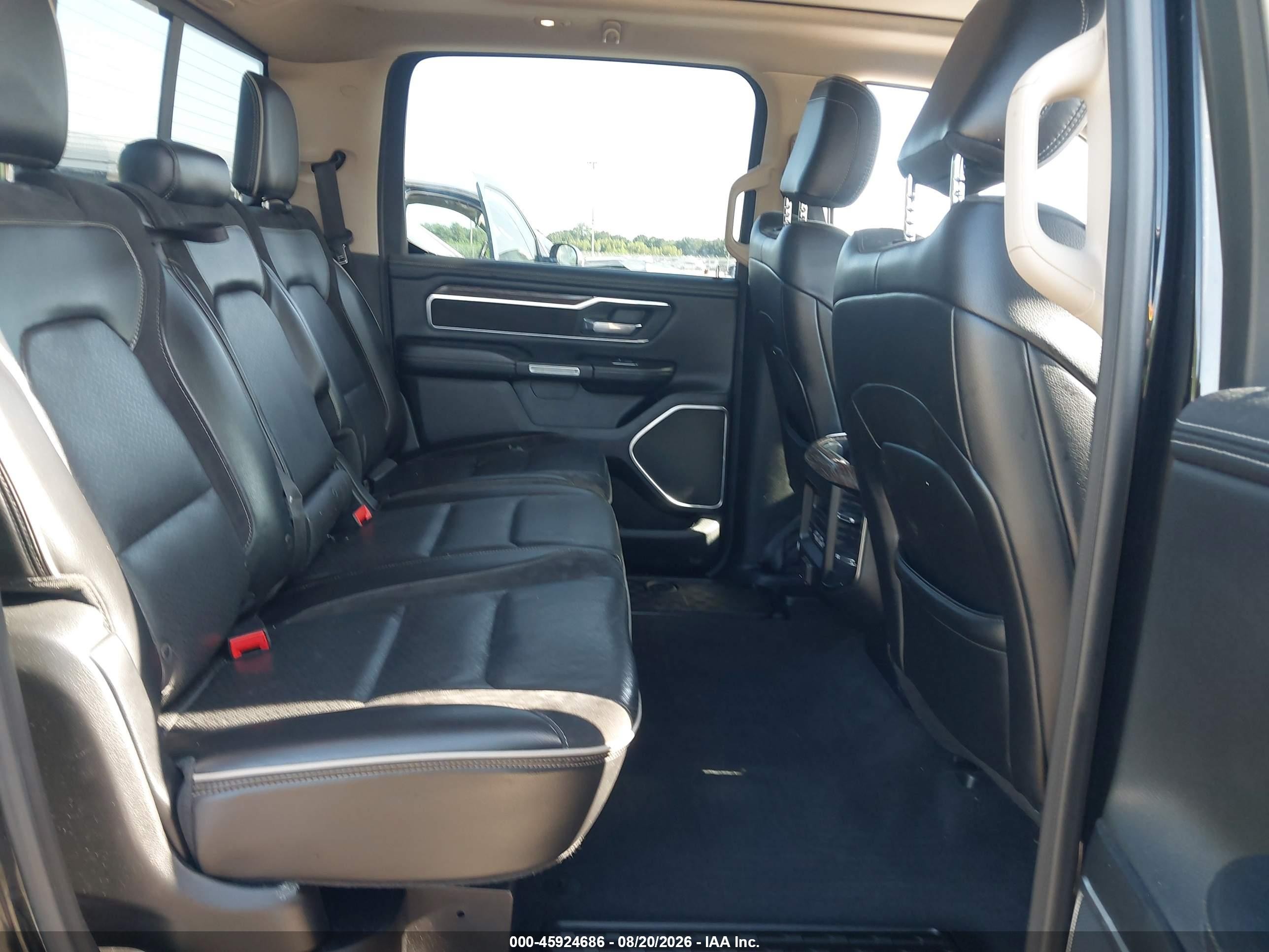 2019 Ram 1500 Laramie  4x4 6'4 Box Black vin: 1C6SRFRT7KN506159