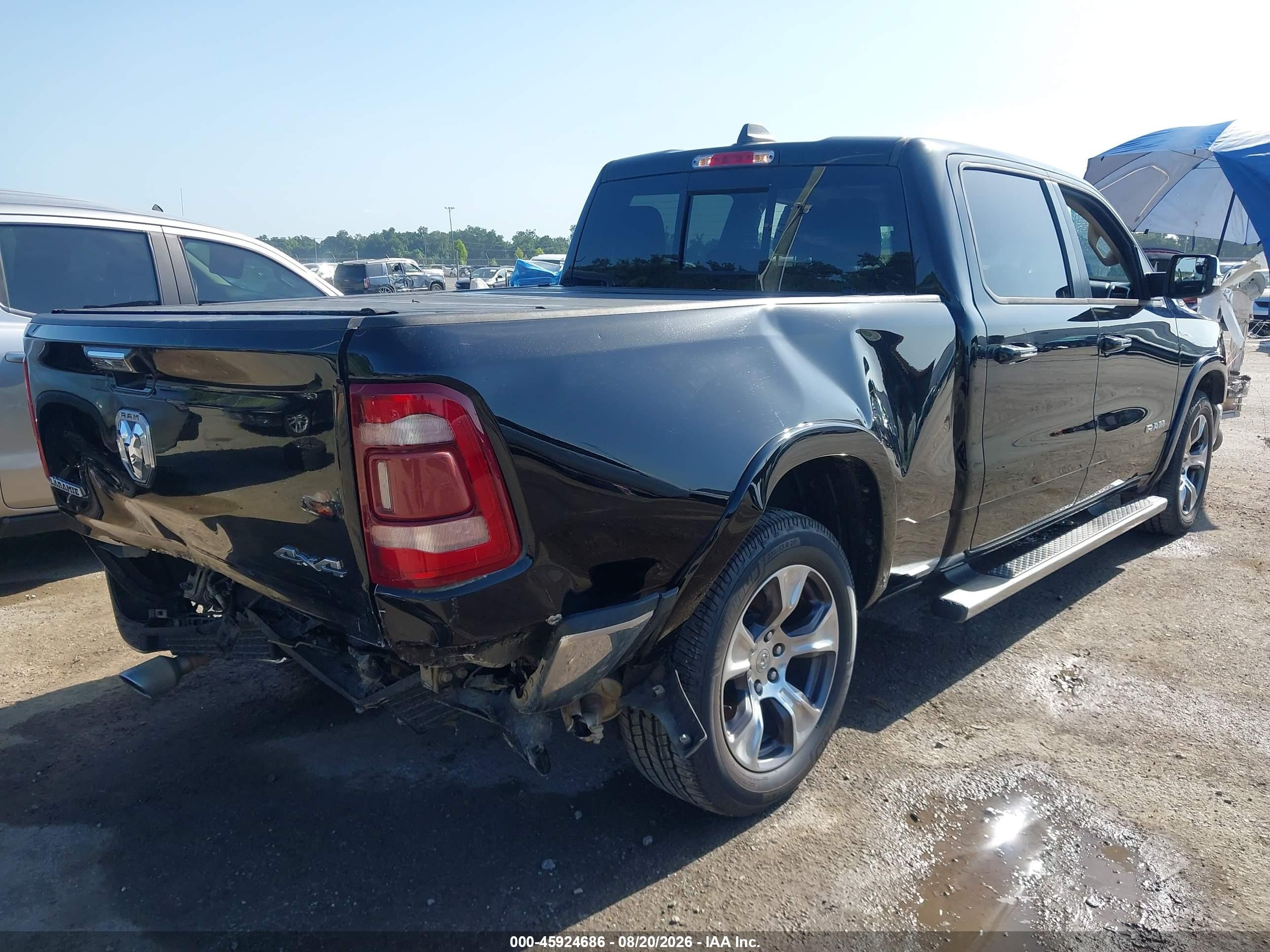 2019 Ram 1500 Laramie  4x4 6'4 Box Black vin: 1C6SRFRT7KN506159