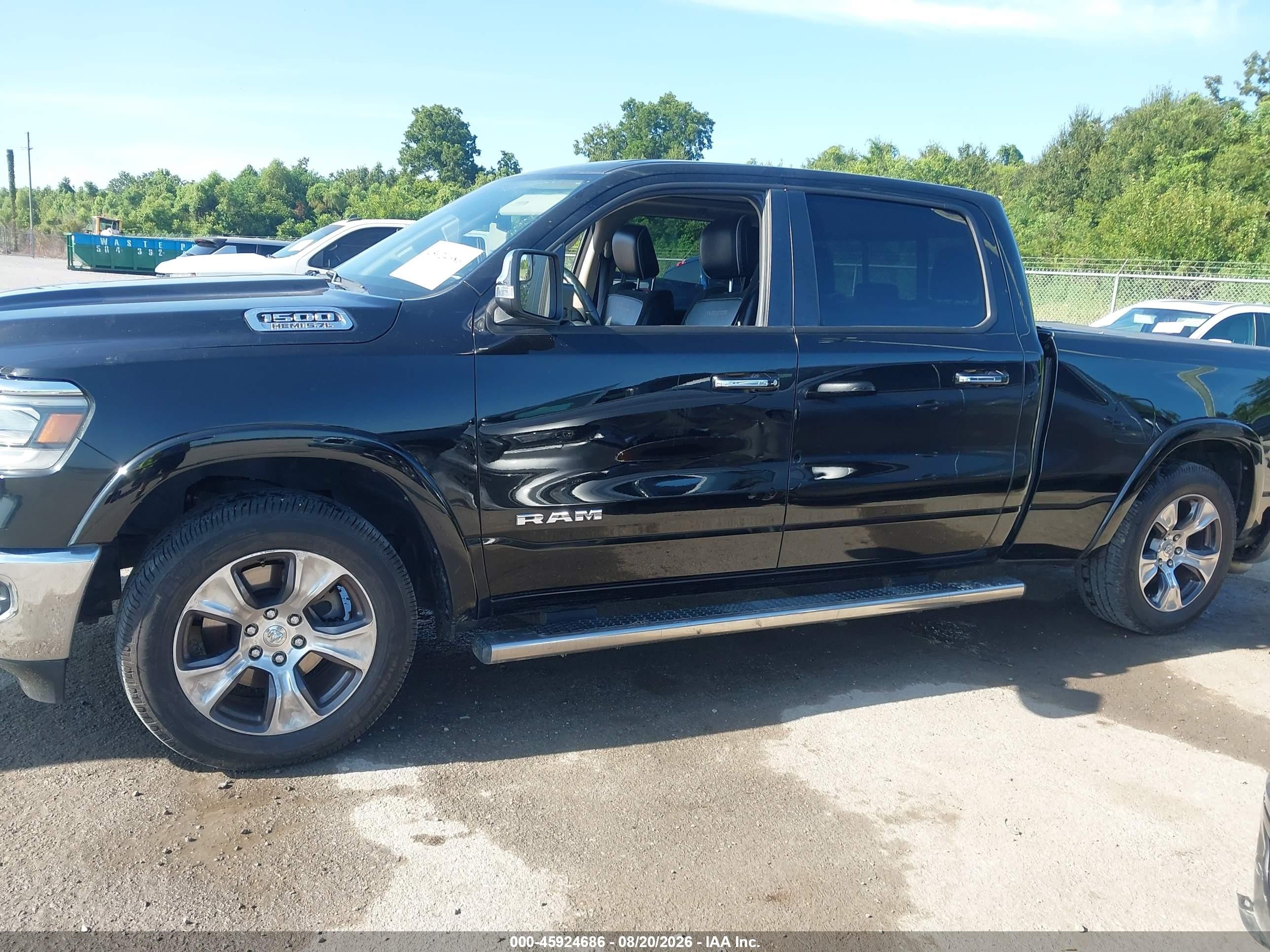 2019 Ram 1500 Laramie  4x4 6'4 Box Black vin: 1C6SRFRT7KN506159