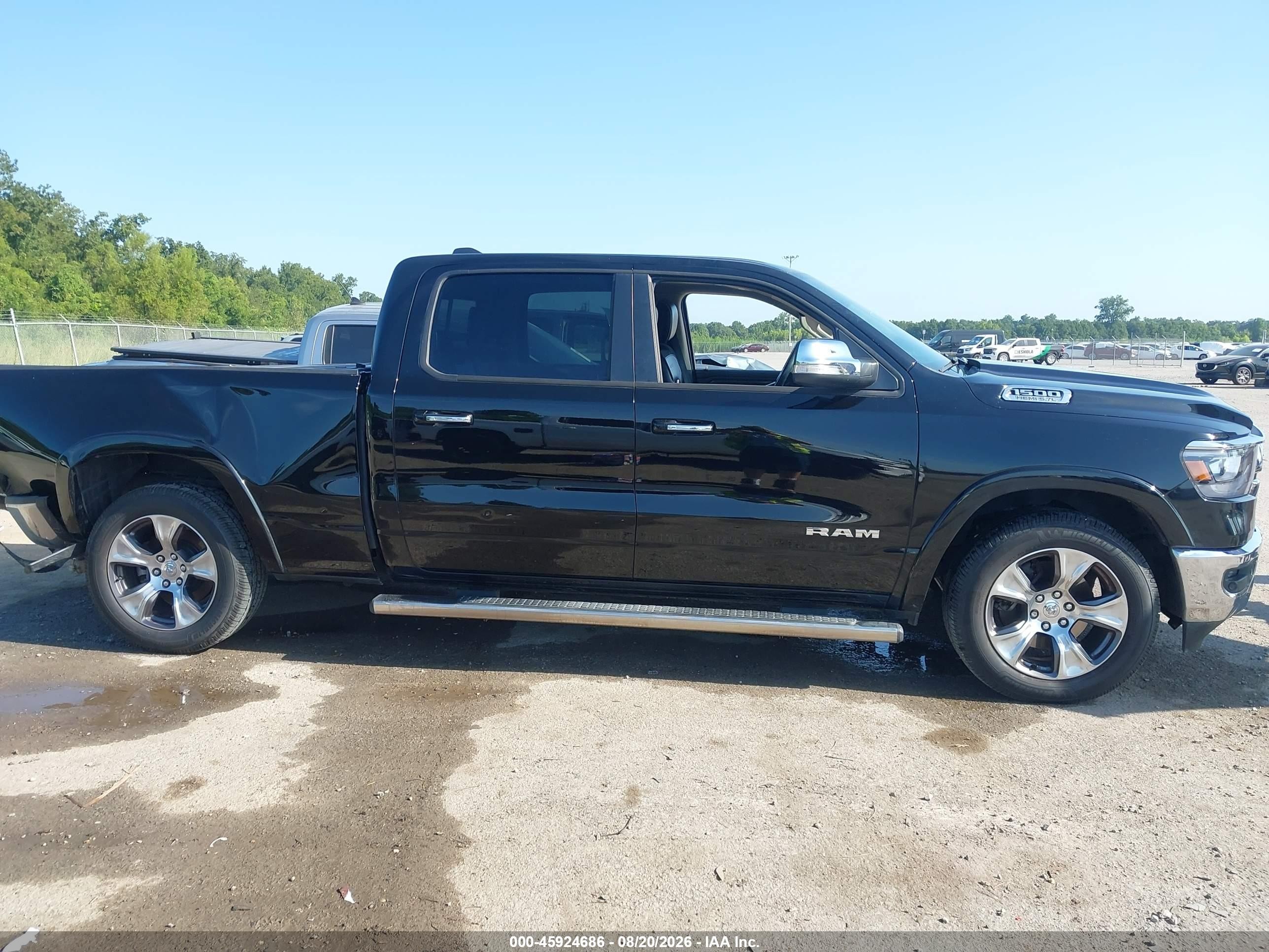 2019 Ram 1500 Laramie  4x4 6'4 Box Black vin: 1C6SRFRT7KN506159