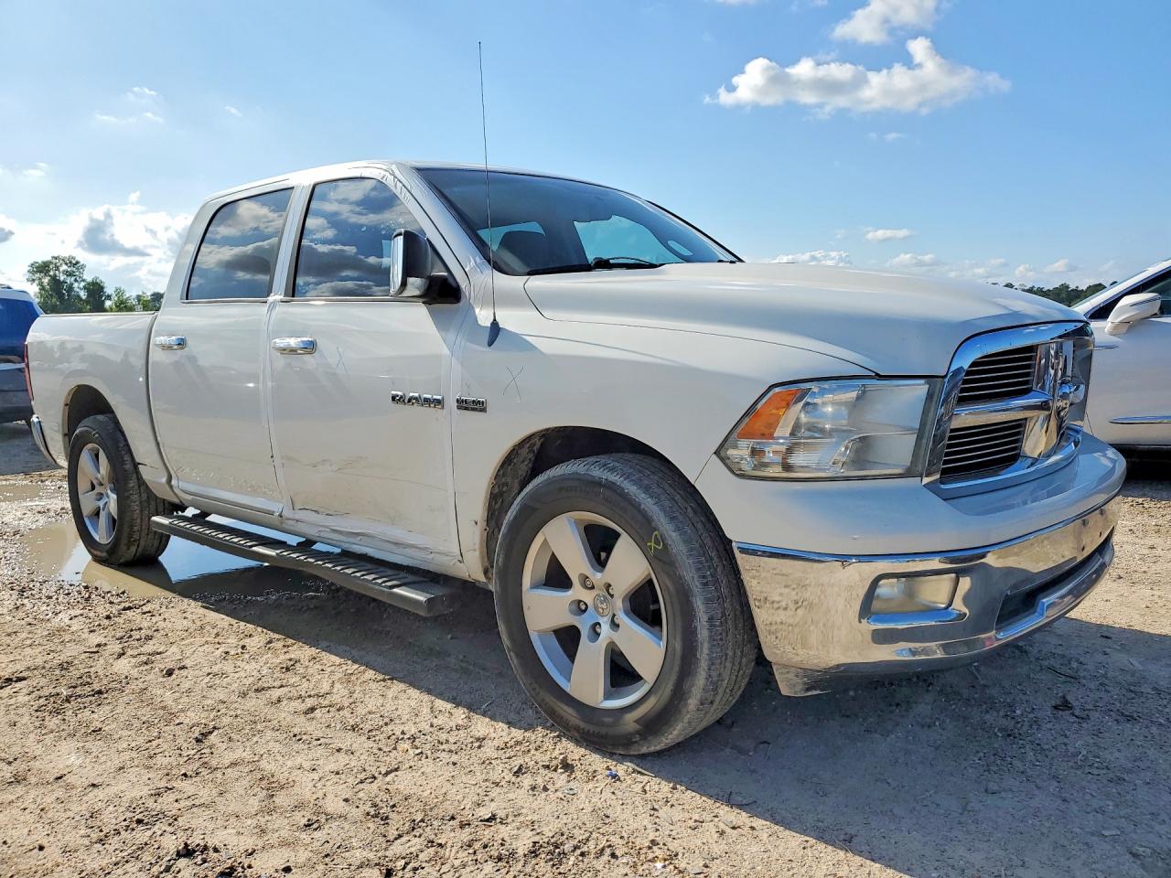 2009 Dodge Ram 1500 White vin: 1D3HB13T19J513345