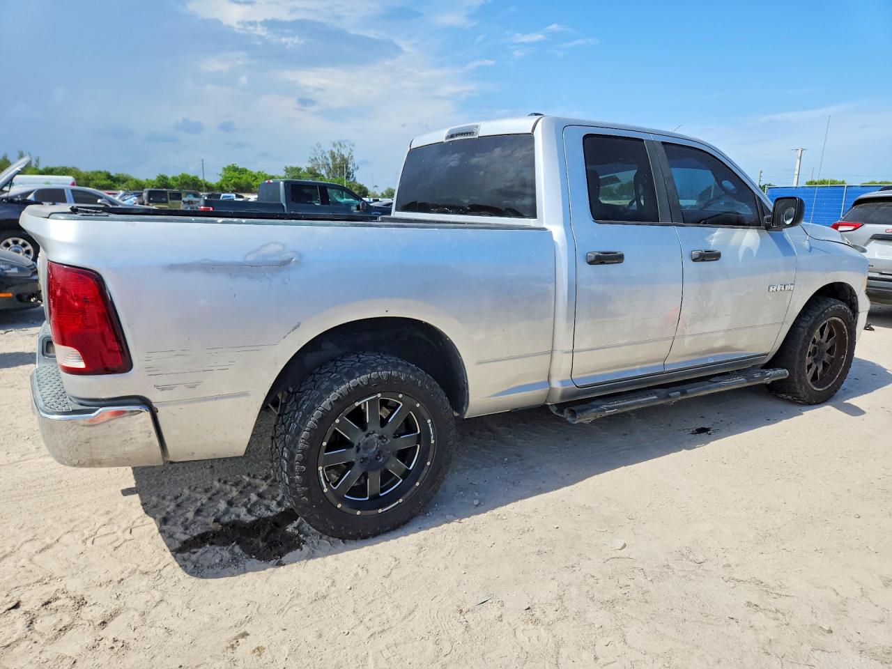 2009 Dodge Ram 1500 Silver vin: 1D3HB18P09S727412