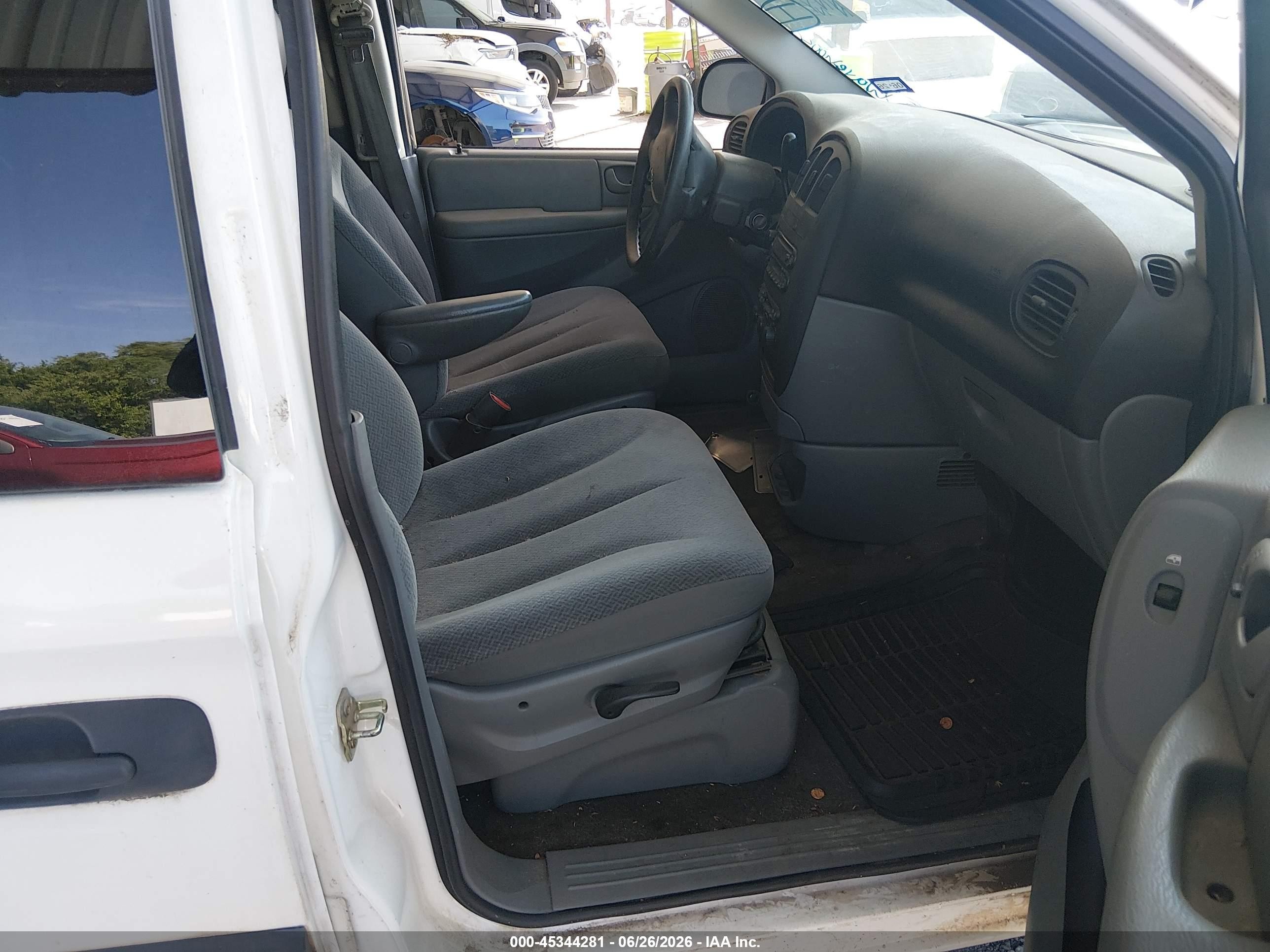 2005 Dodge Grand Caravan Se White vin: 1D4GP24R15B252305