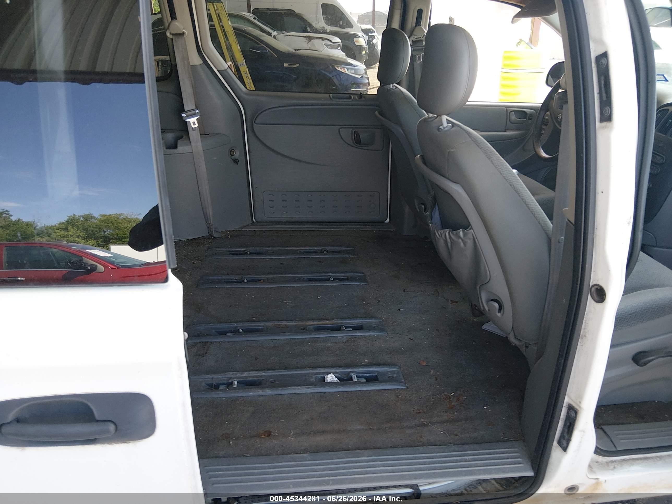 2005 Dodge Grand Caravan Se White vin: 1D4GP24R15B252305
