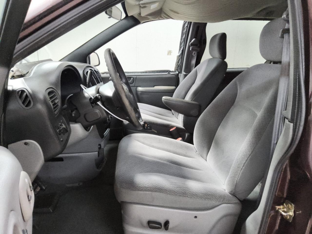 2004 Dodge Grand Caravan Se Maroon vin: 1D4GP24R44B584012 Damage: Left Front Door Lock, Inoperable, Repair Required