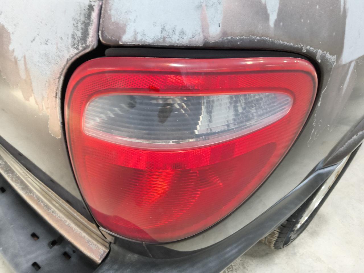 2004 Dodge Grand Caravan Se Maroon vin: 1D4GP24R44B584012 Damage: Right Tail Light, Faded, Repair Required