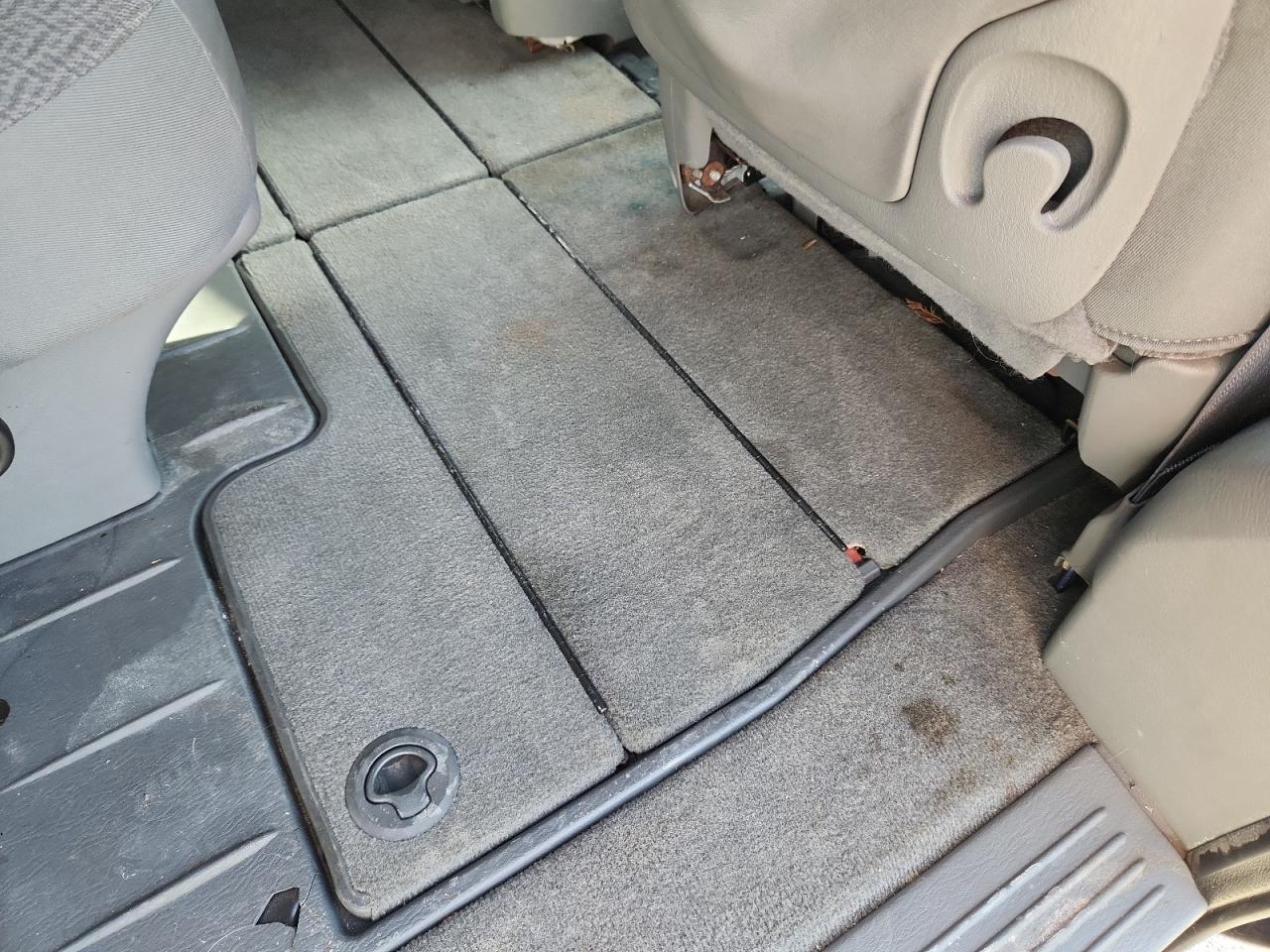 2007 Dodge Grand Caravan Se Blue vin: 1D4GP24R87B167240 Damage: Right Rear Carpet, Stained, Permanent