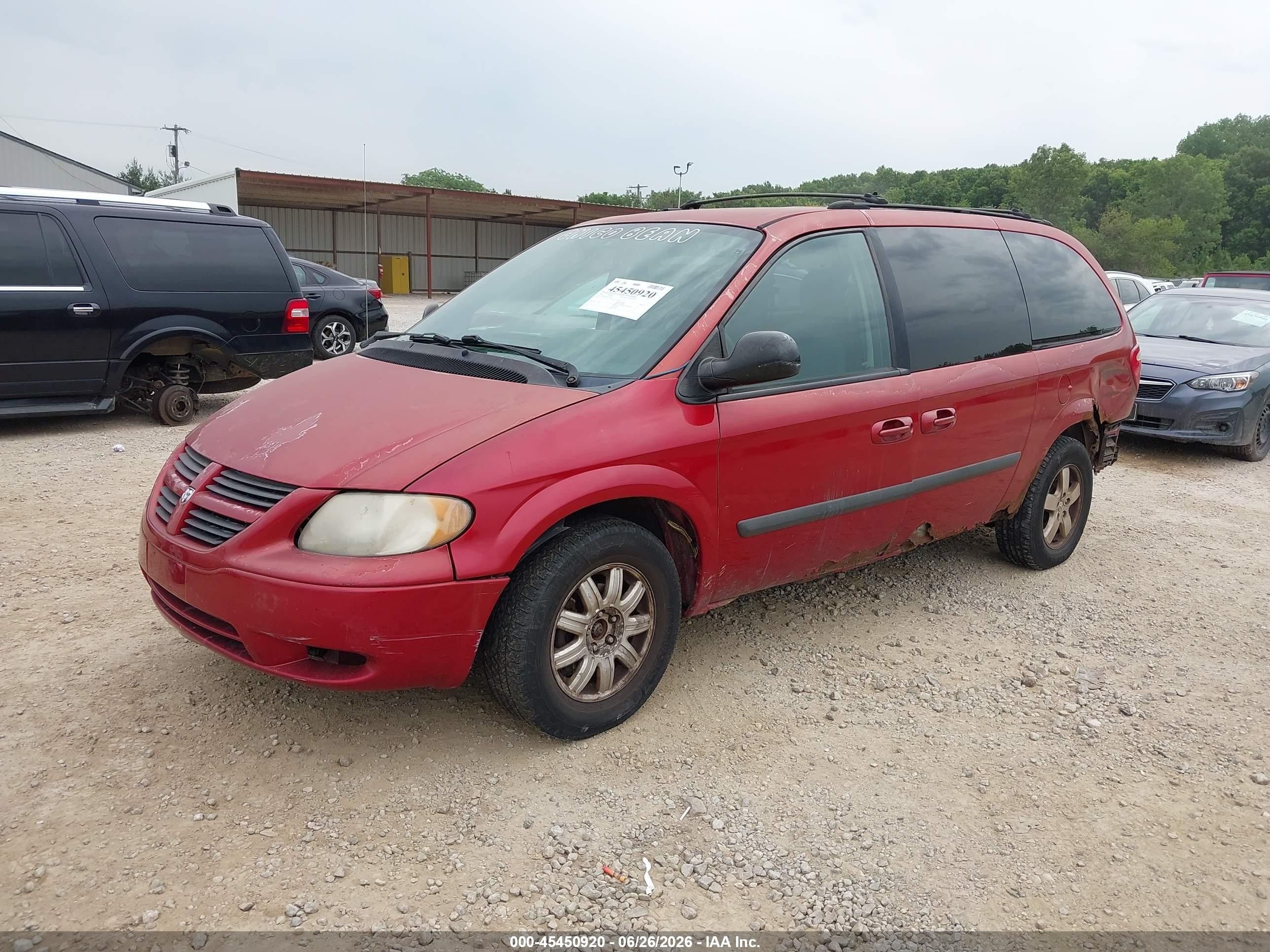 2005 Dodge Grand Caravan   Maroon vin: 1D4GP24R95B355200