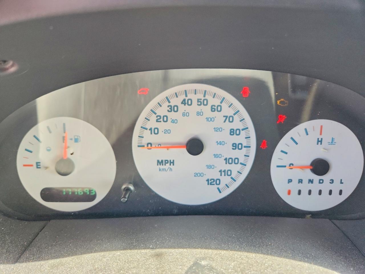 2003 Dodge Caravan Se Красный vin: 1D4GP25353B177924