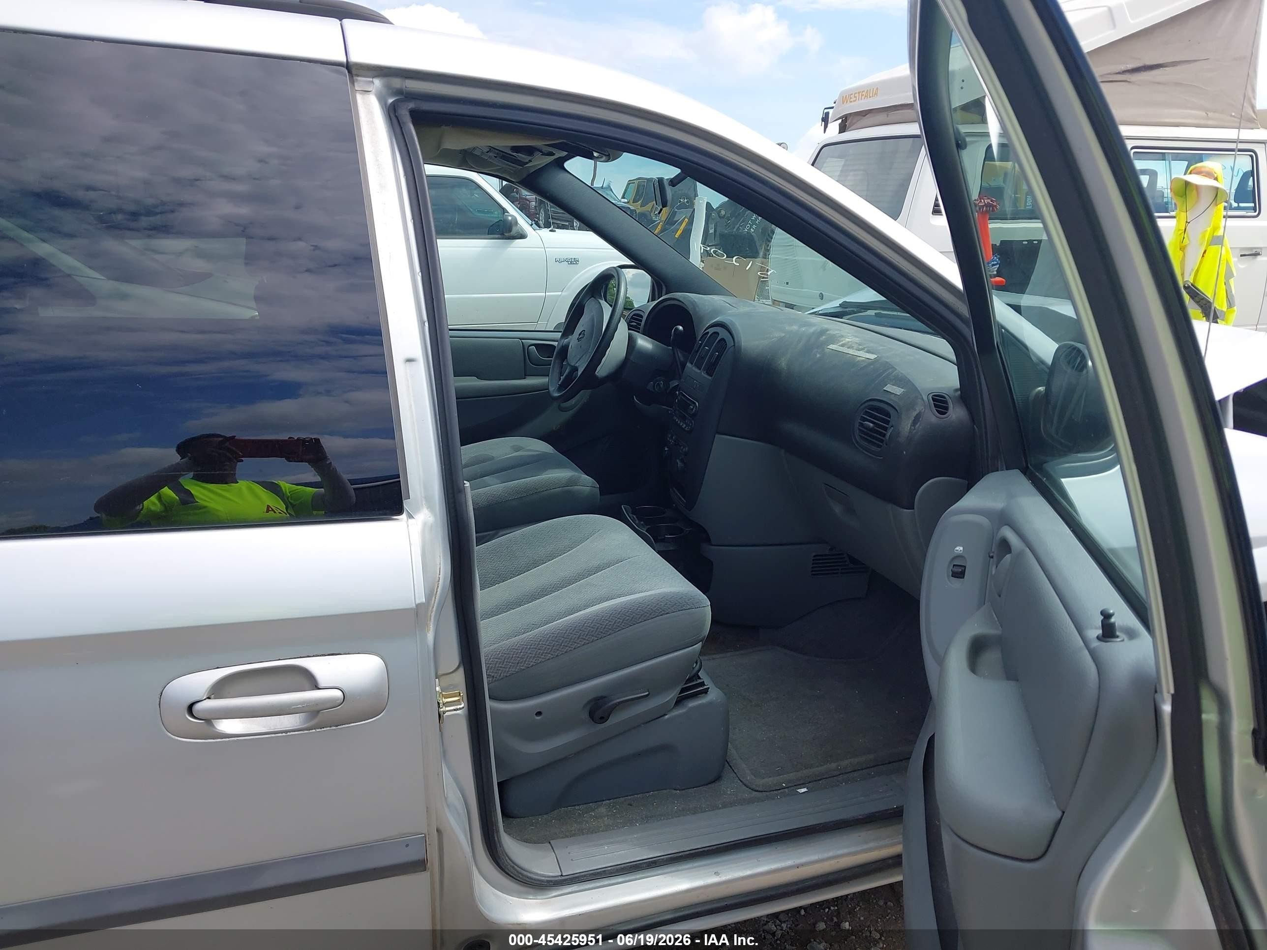2004 Dodge Caravan Sxt Gray vin: 1D4GP45R44B512091