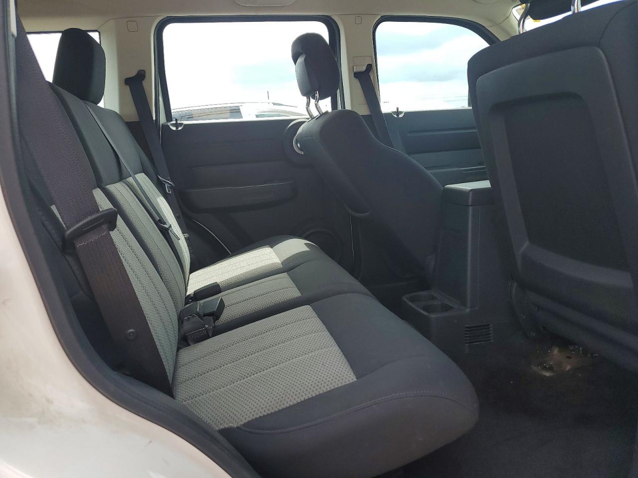 2010 Dodge Nitro Se White vin: 1D4PT2GK1AW105267