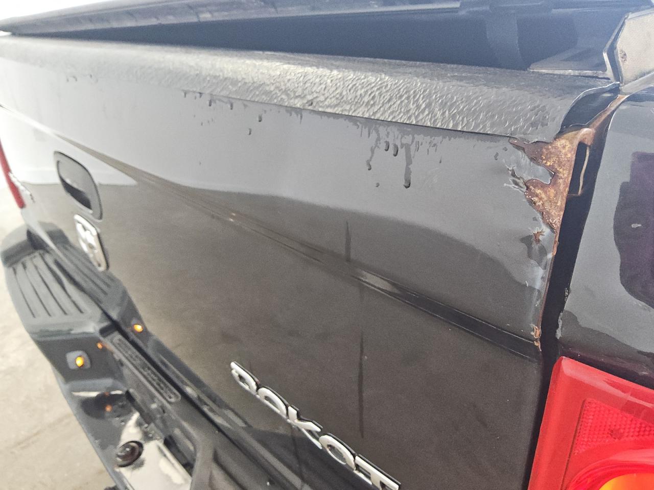 2010 Dodge Dakota Sxt Black vin: 1D7CW3GK7AS222891 Damage: Tailgate, Dent(S) W/ Paint Dmg, 7 To 8 Inches