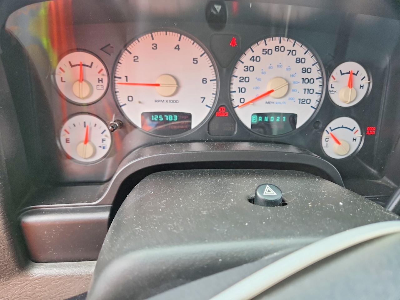 2005 Dodge Ram 1500 St Red vin: 1D7HA16DX5J552452