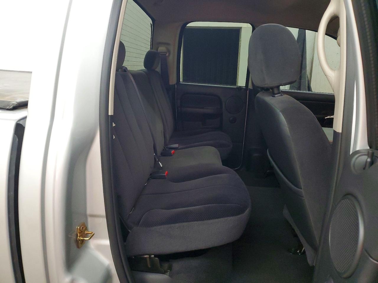 2004 Dodge Ram 1500 St Серебряный vin: 1D7HA18D04S637029