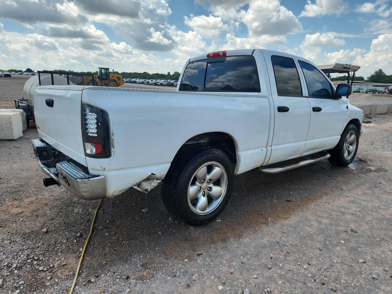 2004 Dodge Ram 1500 St White vin: 1D7HA18NX4S611983 Damage: Right Tail Light, Aftermarket, Acceptable