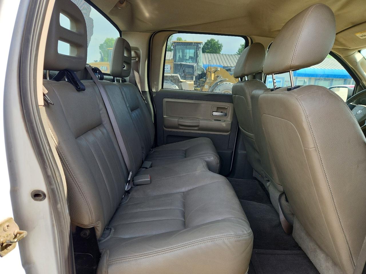 2005 Dodge Dakota Quad Laramie White vin: 1D7HE58N75S138556