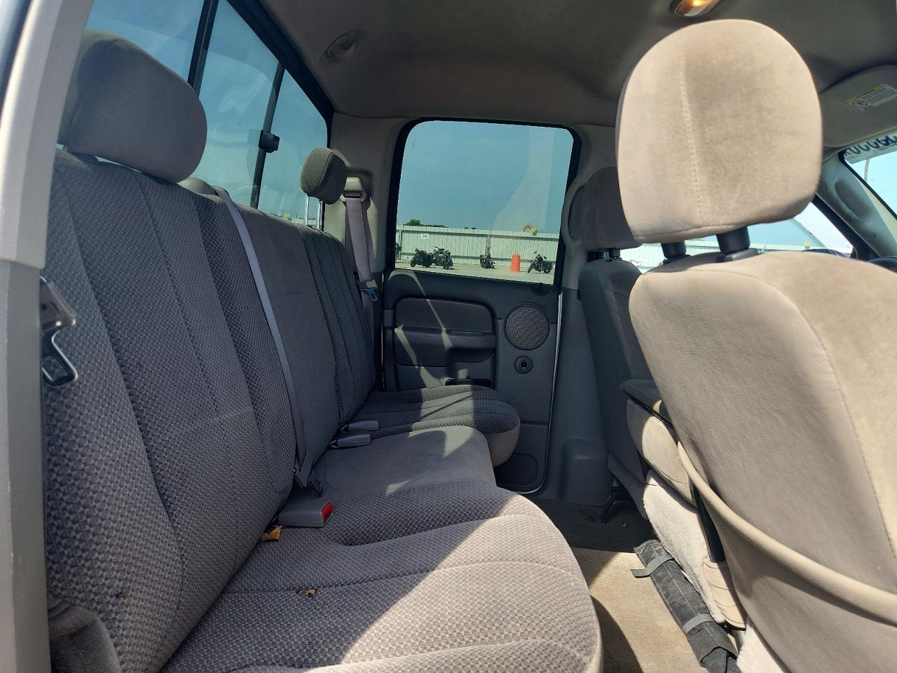 2005 Dodge Ram 1500 St Silver vin: 1D7HU18D75S241804