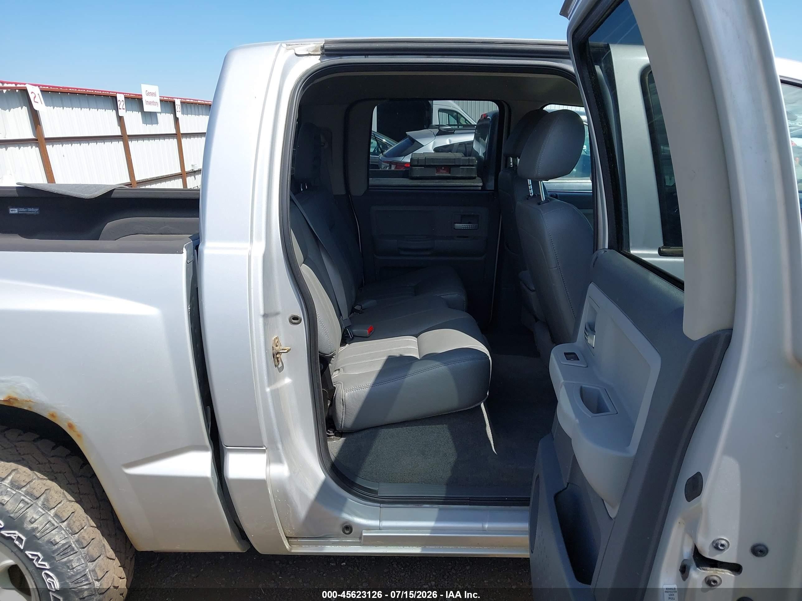 2006 Dodge Dakota Laramie Silver vin: 1D7HW58N36S589580