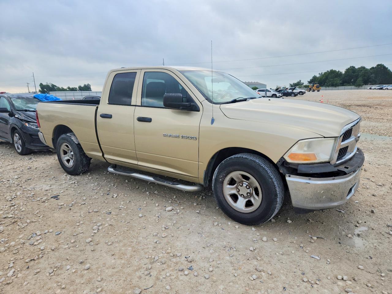 2011 Dodge Ram 1500 Золотой vin: 1D7RB1GK1BS702792