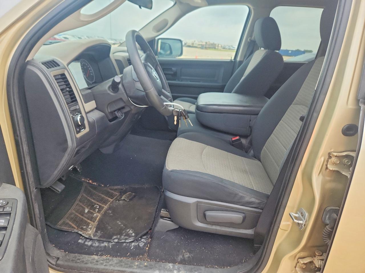 2011 Dodge Ram 1500 Золотой vin: 1D7RB1GK1BS702792