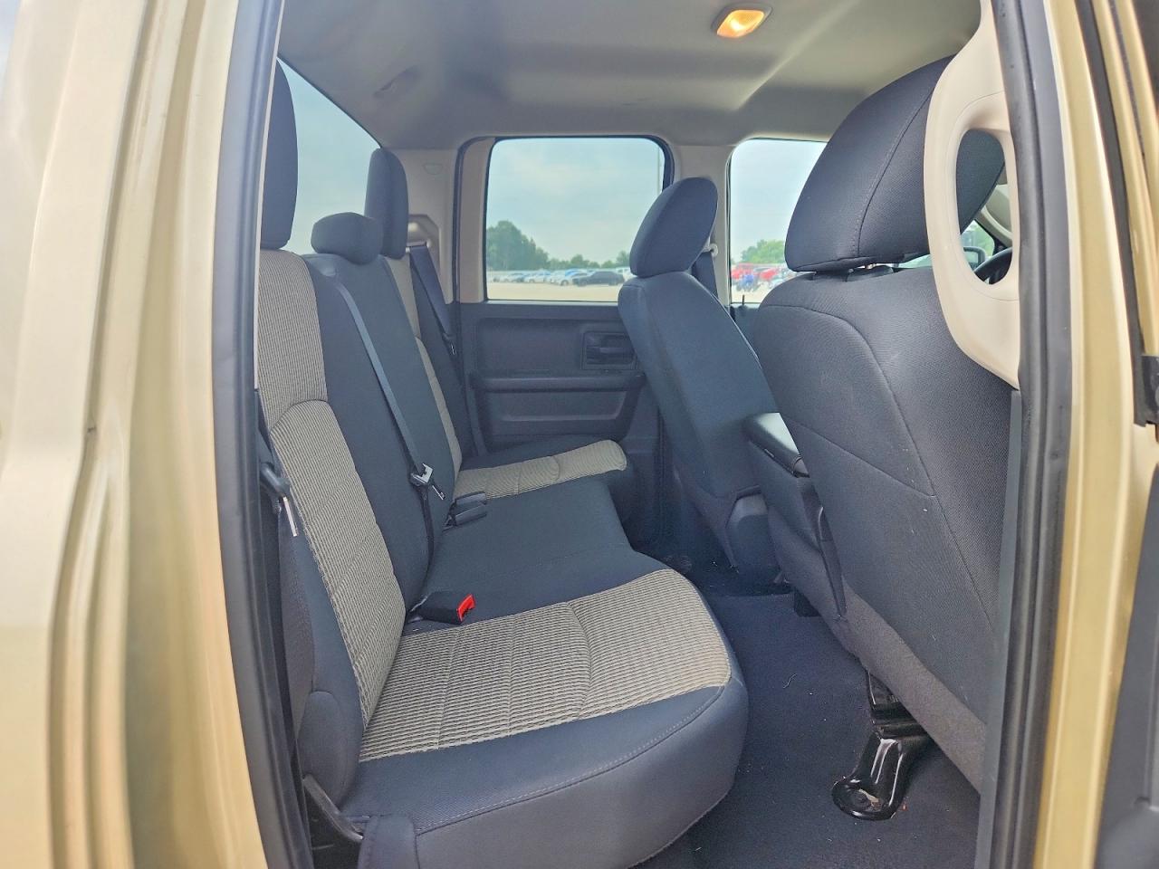 2011 Dodge Ram 1500 Золотой vin: 1D7RB1GK1BS702792