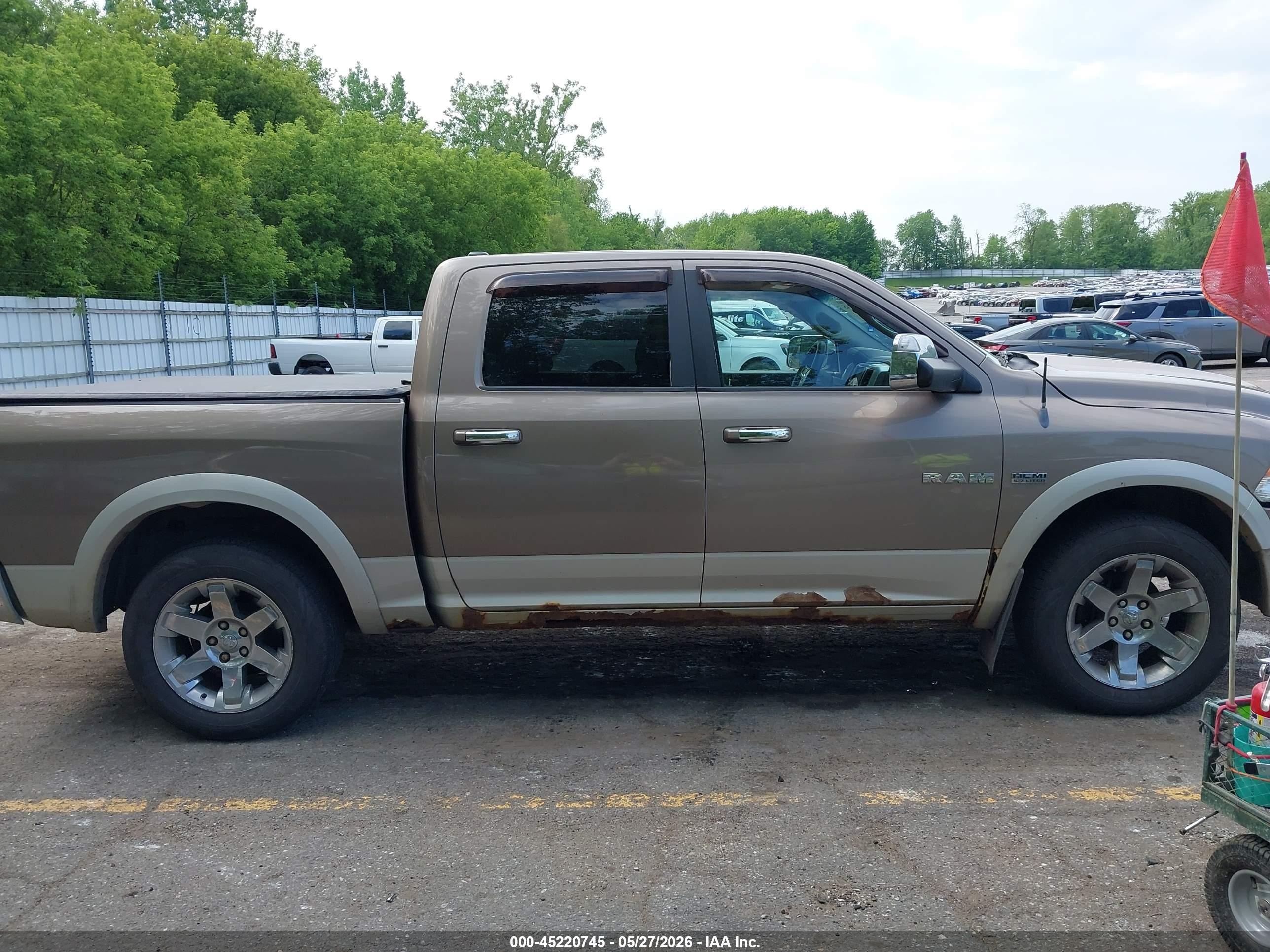 2010 Dodge Ram 1500 Laramie Beige vin: 1D7RV1CT5AS148306