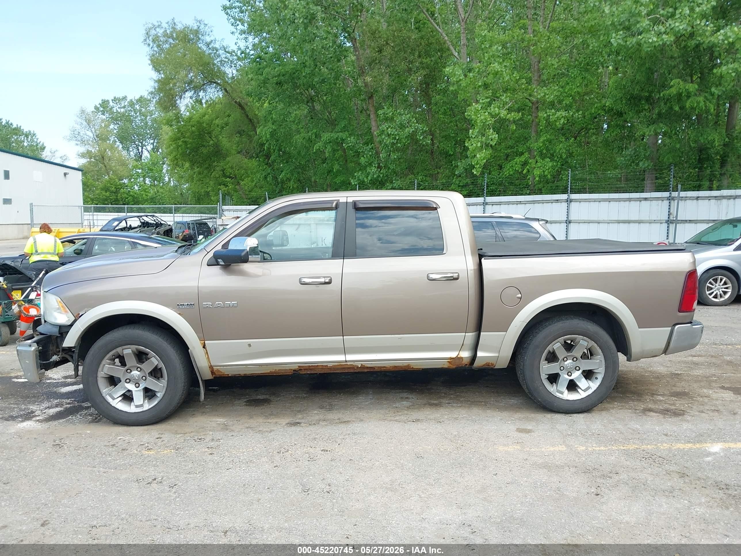 2010 Dodge Ram 1500 Laramie Beige vin: 1D7RV1CT5AS148306
