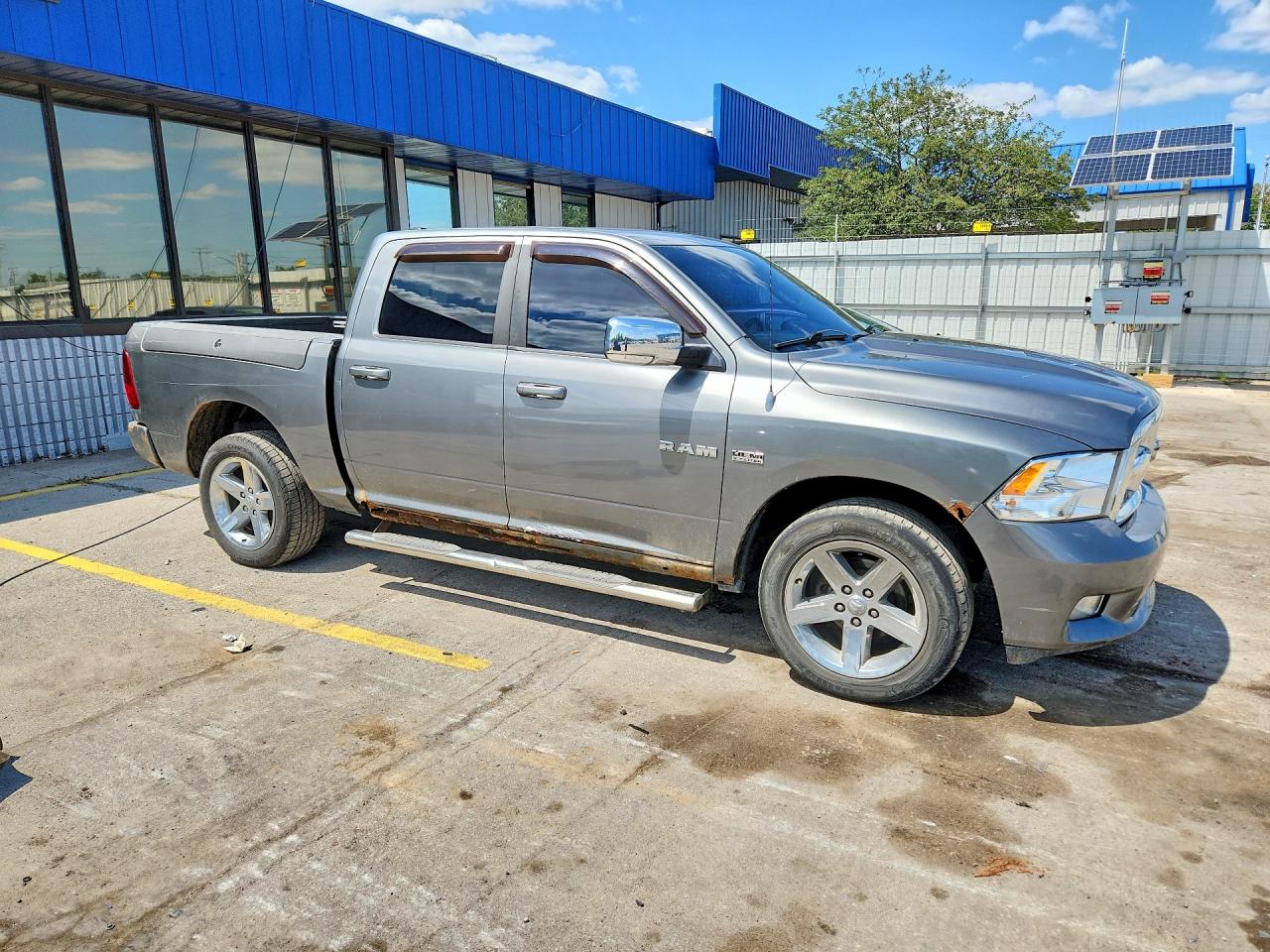 2010 Dodge Ram 1500 Silver vin: 1D7RV1CT5AS181306