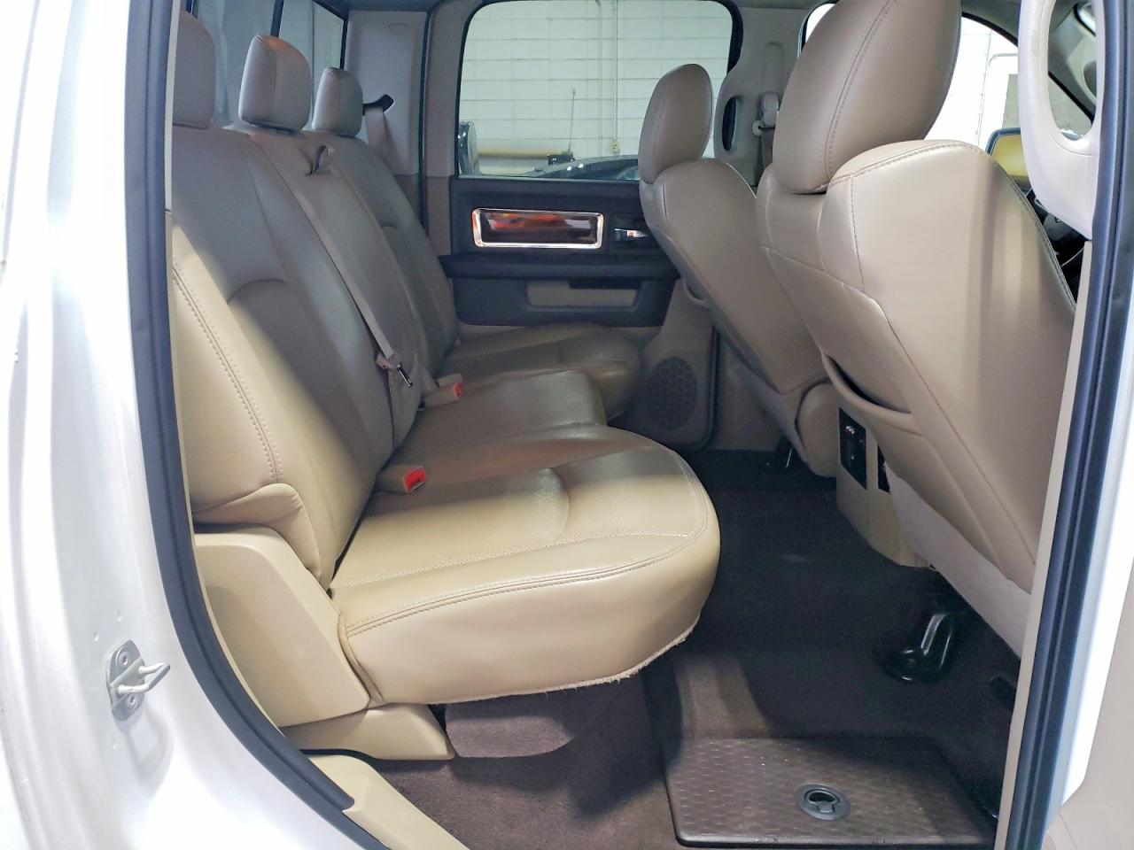 2010 Dodge Ram 1500 White vin: 1D7RV1CT6AS153739