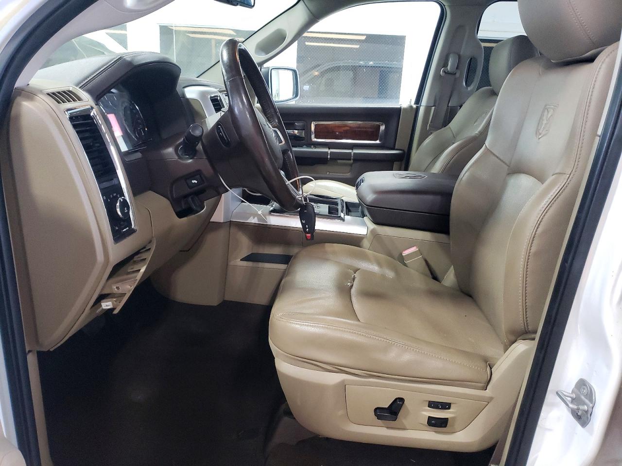 2010 Dodge Ram 1500 White vin: 1D7RV1CT6AS153739