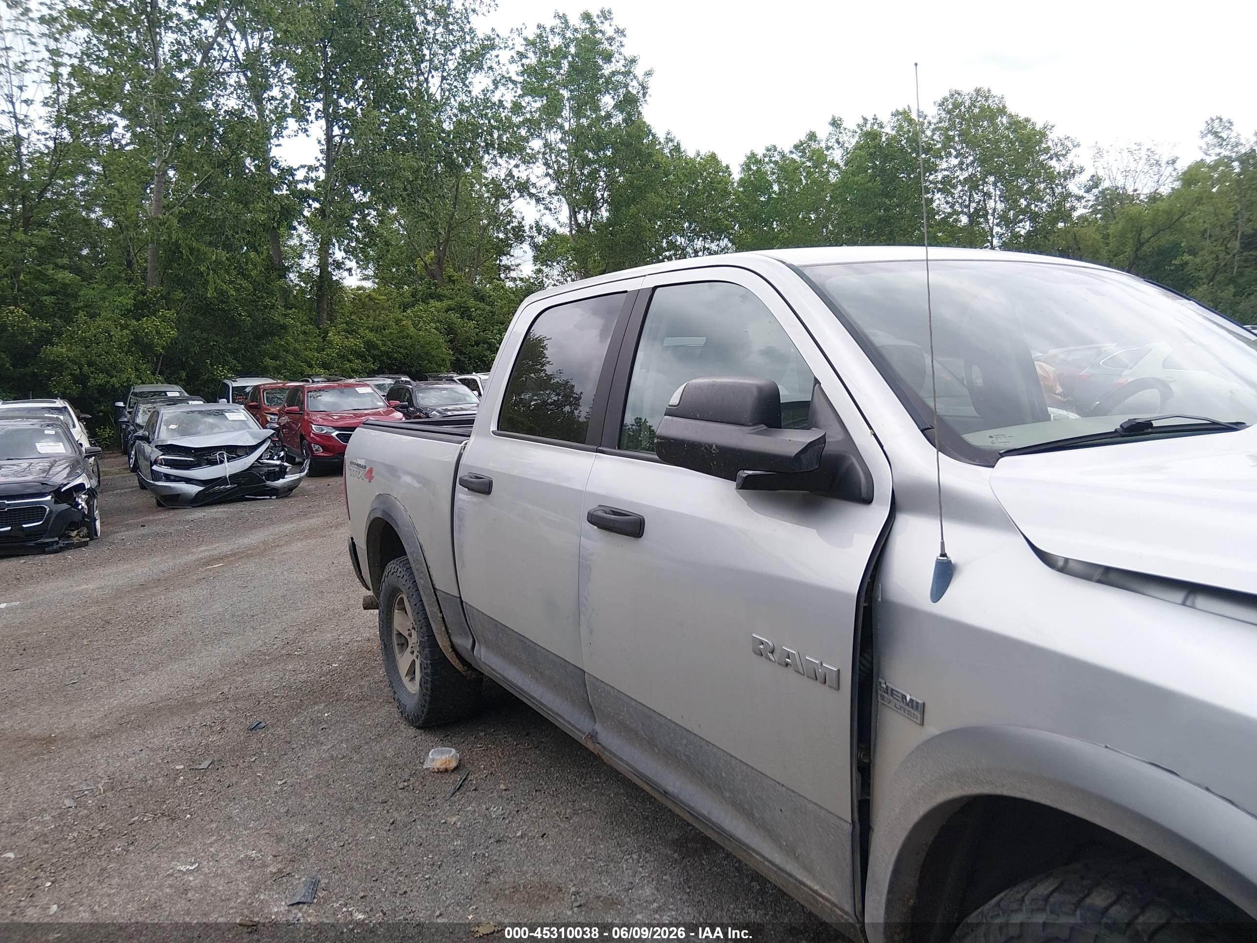 2010 Dodge Ram 1500 Slt/sport/trx Silver vin: 1D7RV1CT7AS216959