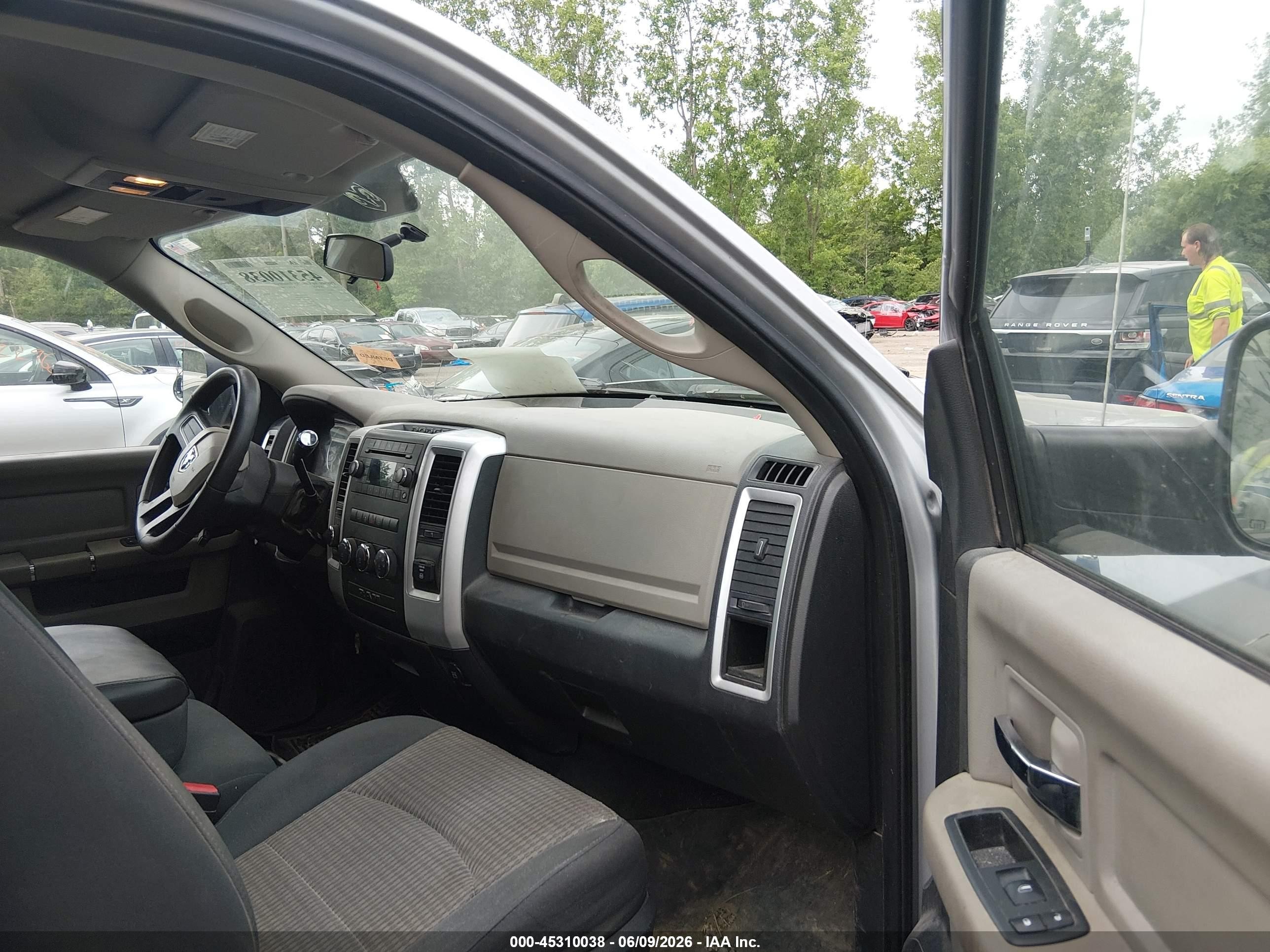 2010 Dodge Ram 1500 Slt/sport/trx Silver vin: 1D7RV1CT7AS216959